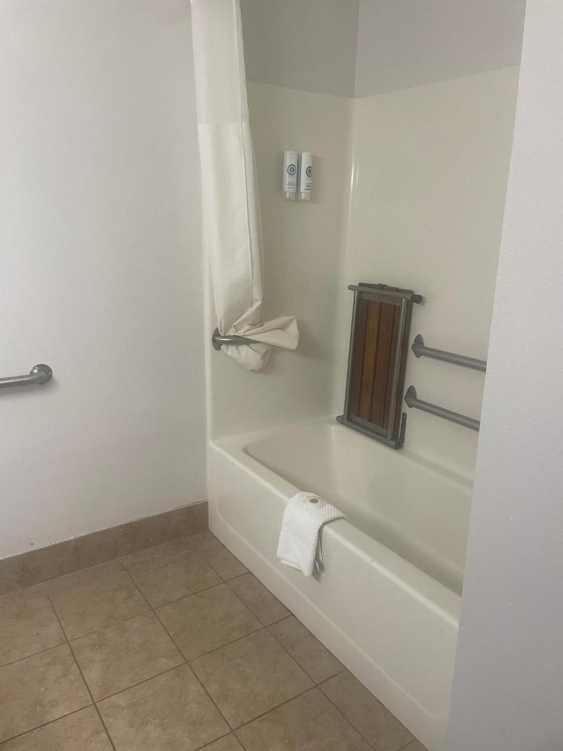 King Room - Accessible/Non-Smoking photo 2