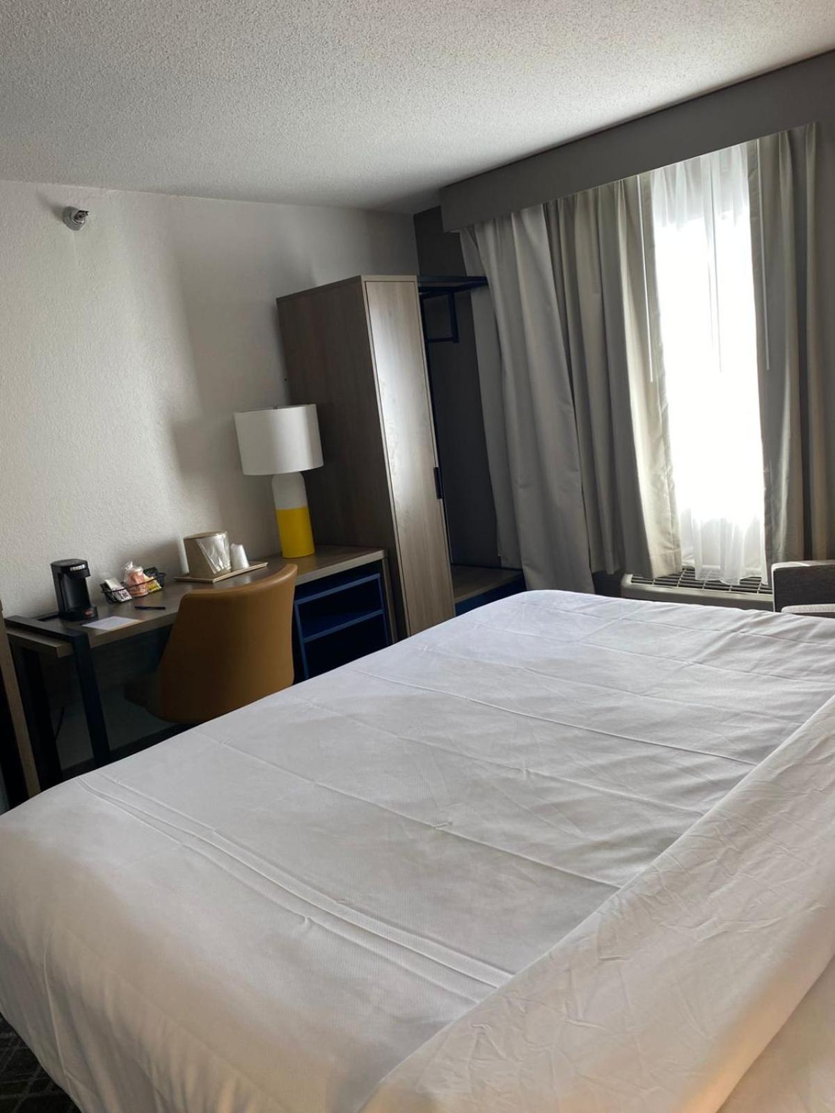 King Room - Non-Smoking - Photo 2