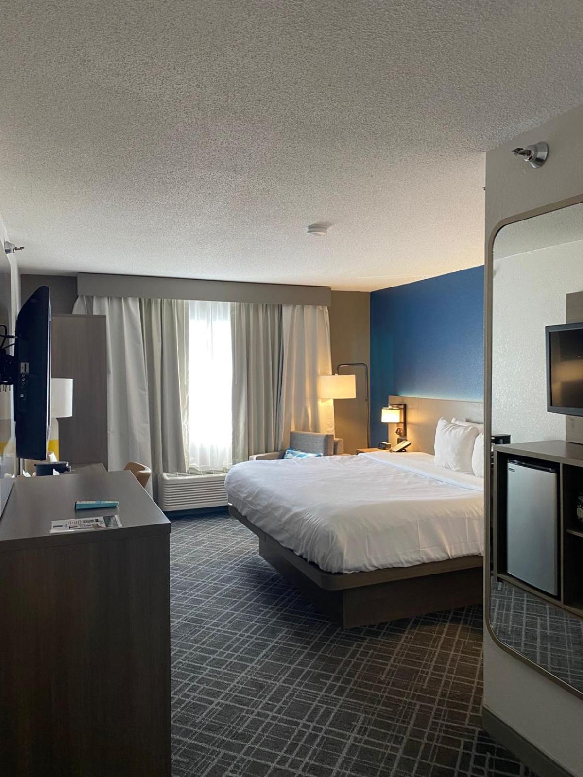 King Room - Non-Smoking - Photo 3