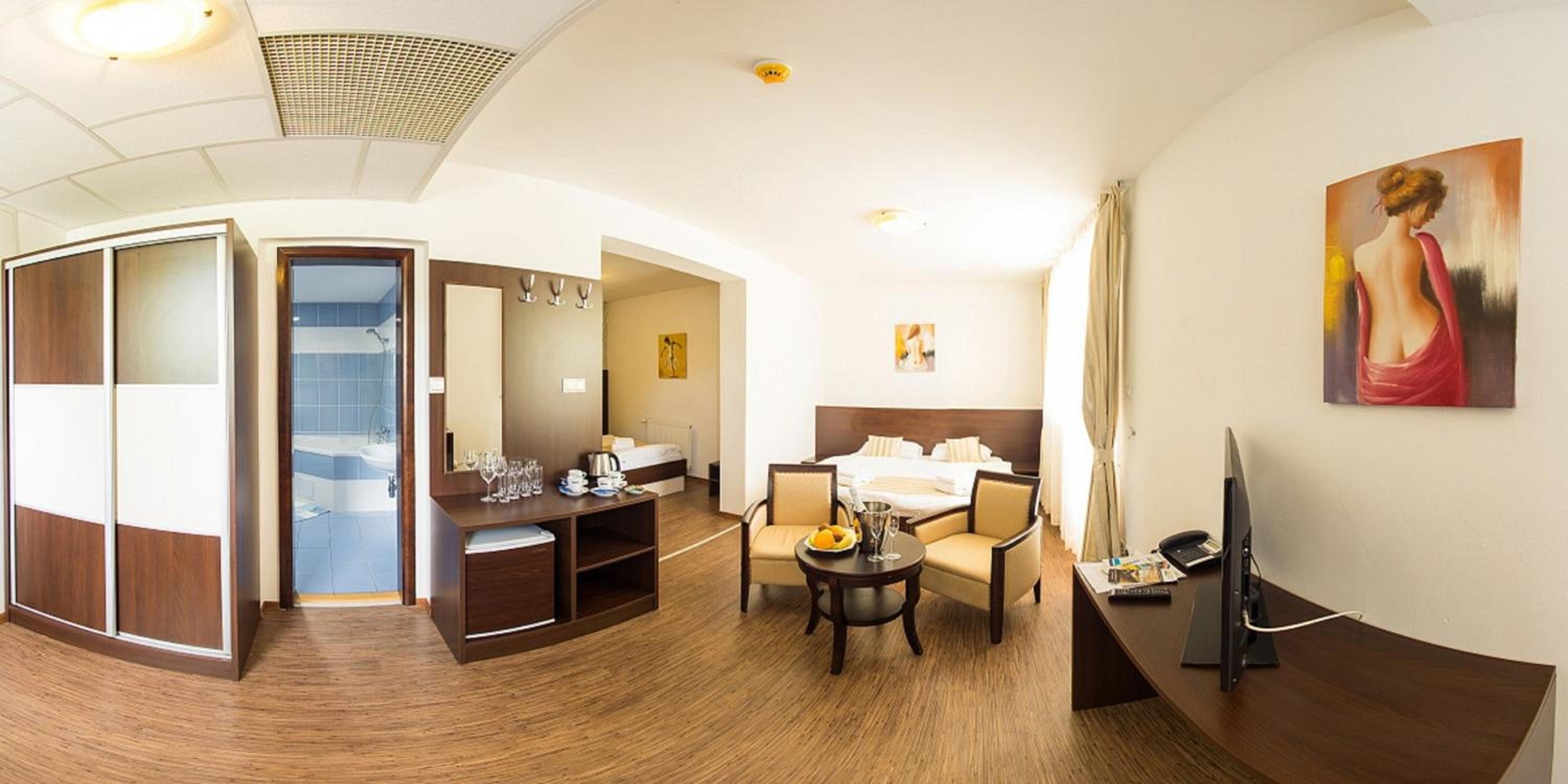 Two-Bedroom Deluxe Apartment With Balcony photo 2