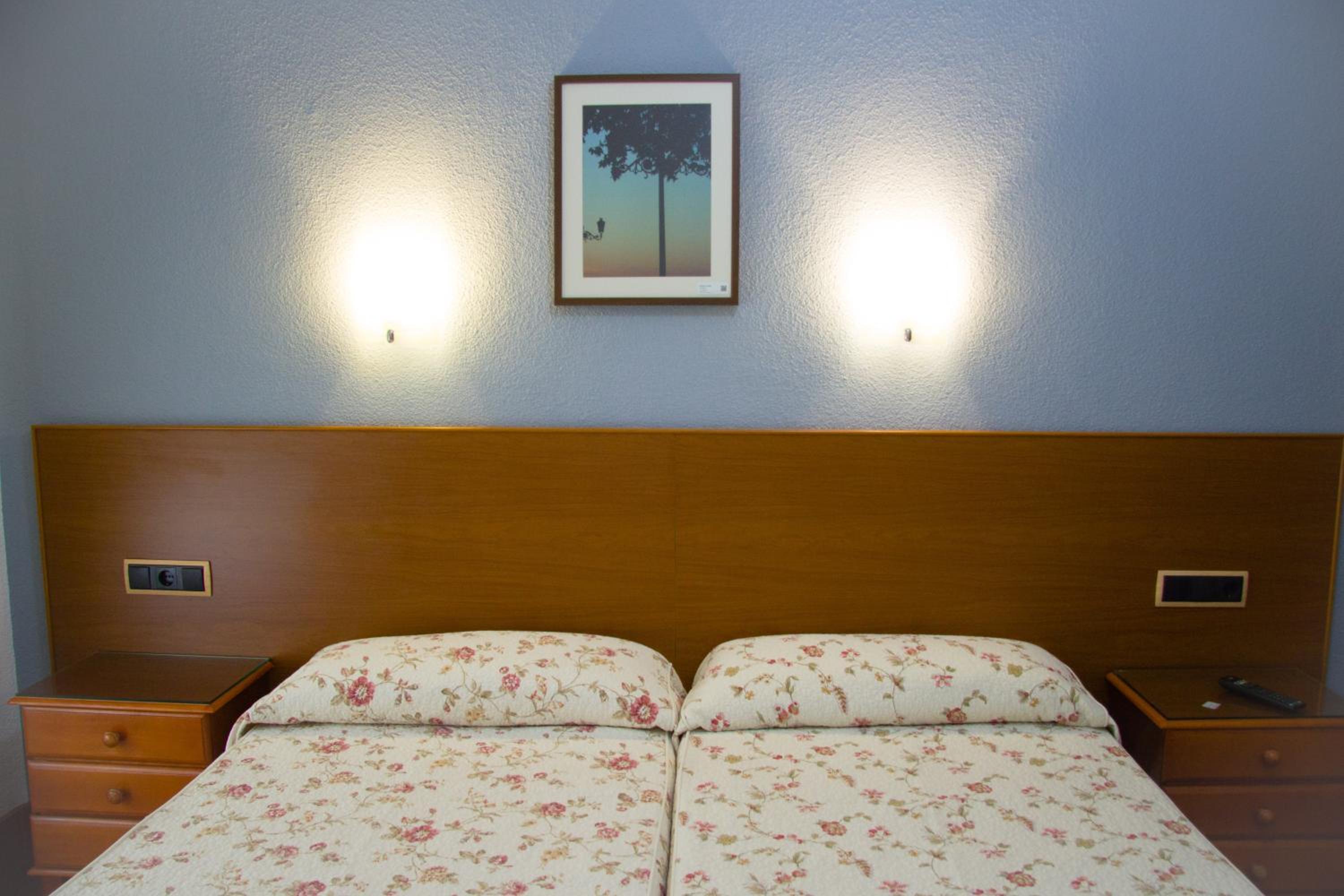 Double or Twin Room with Shared Bathroom photo 2