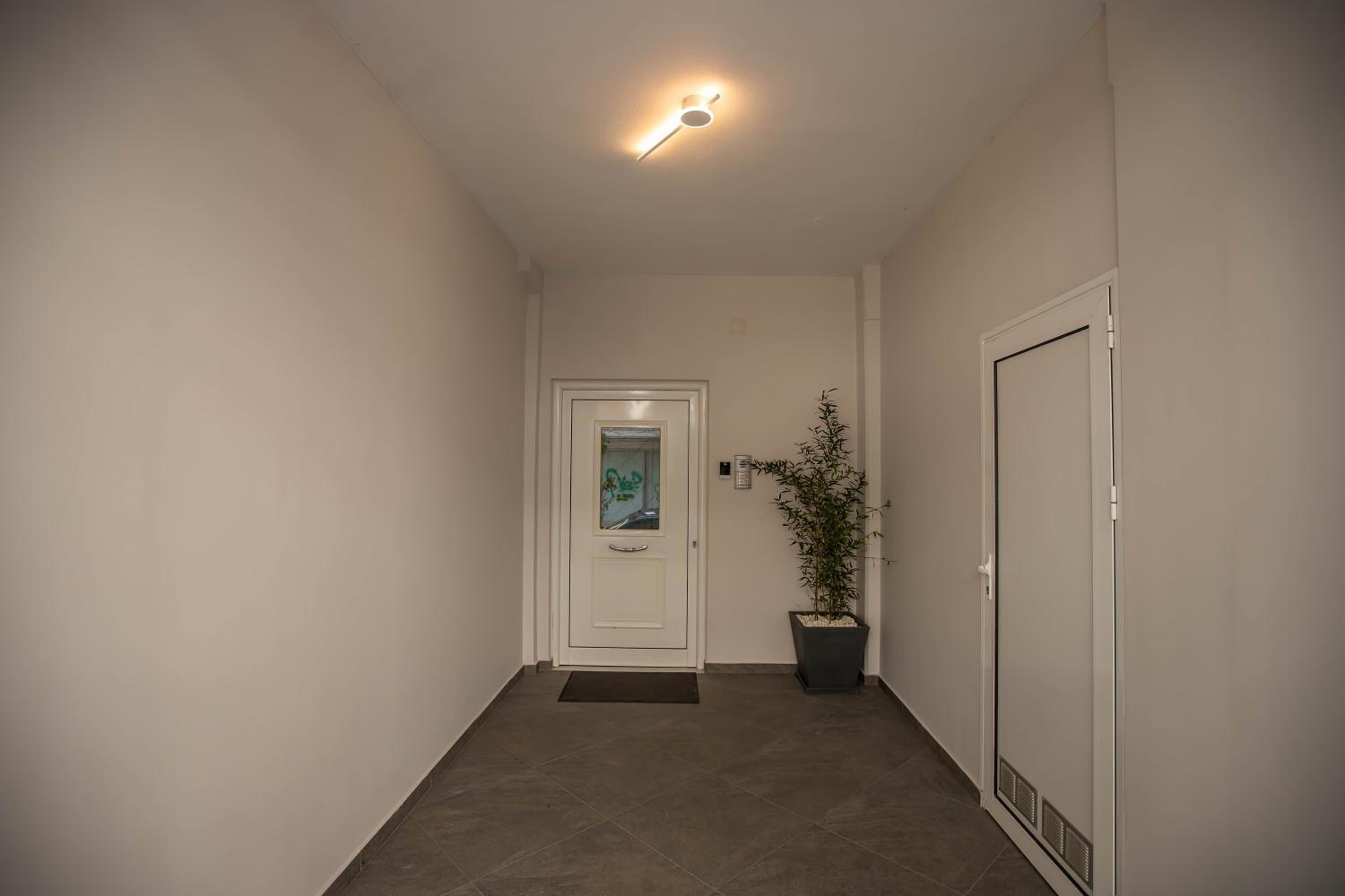 Deluxe One-Bedroom Apartment with City View photo 2