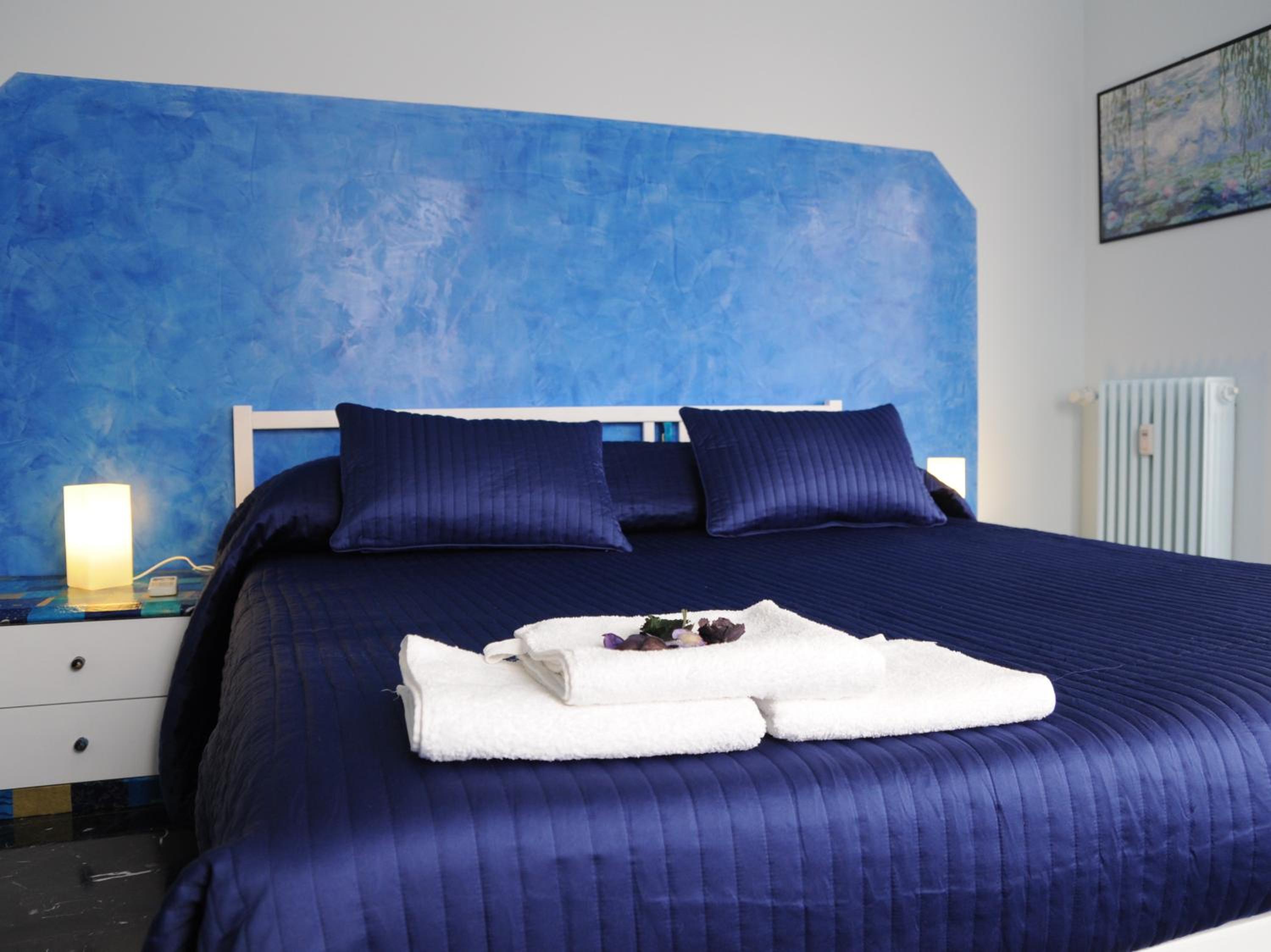 Double Room with Private External Bathroom - Photo 1