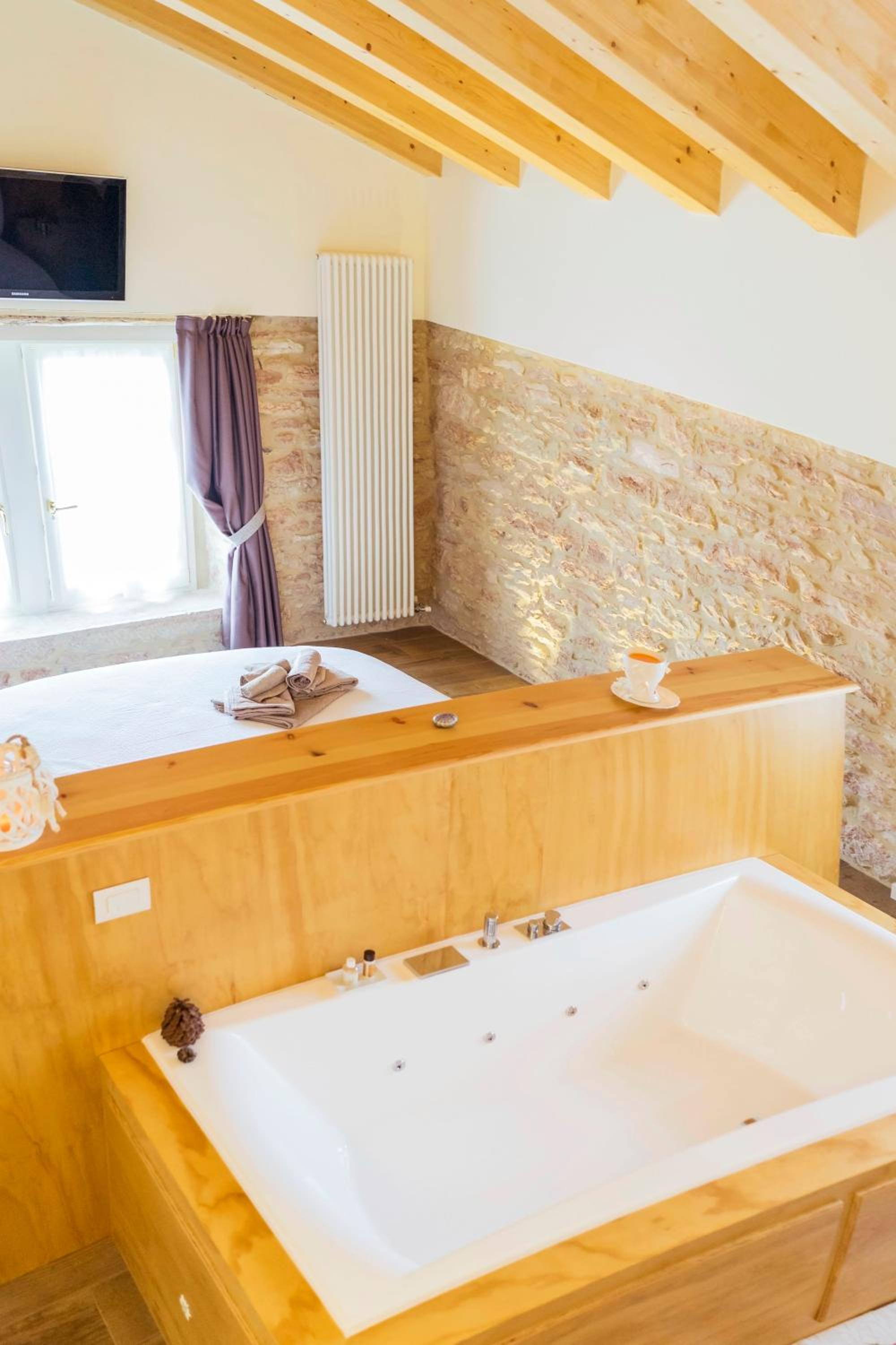 Suite with Spa Bath photo 3