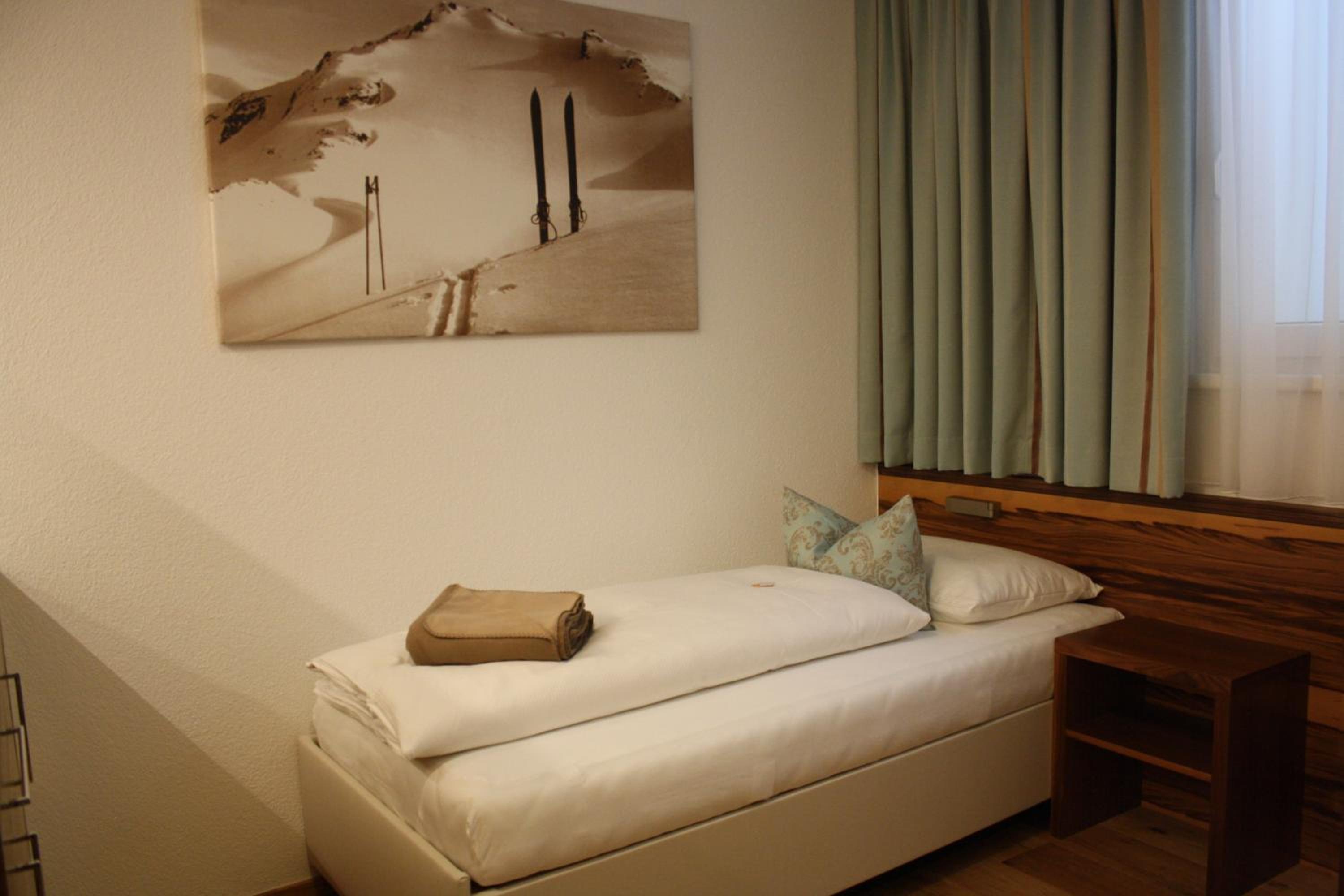 Basement Apartment (no view) - Photo 7