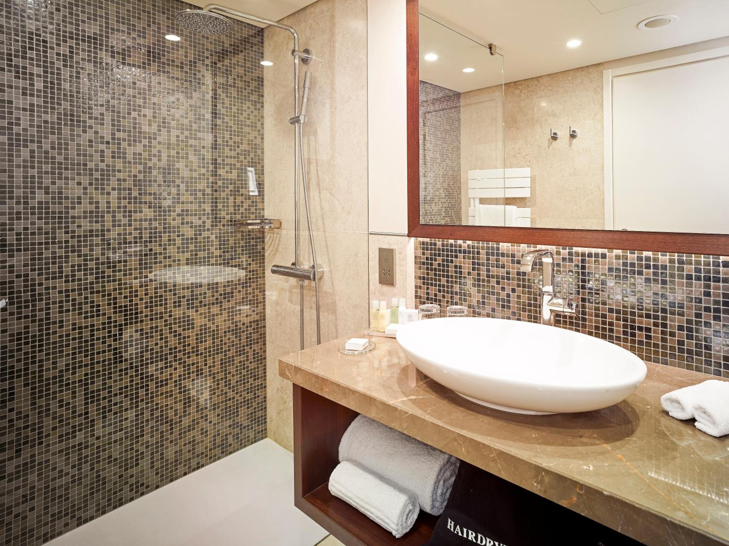 Standard Twin Room - Photo 11