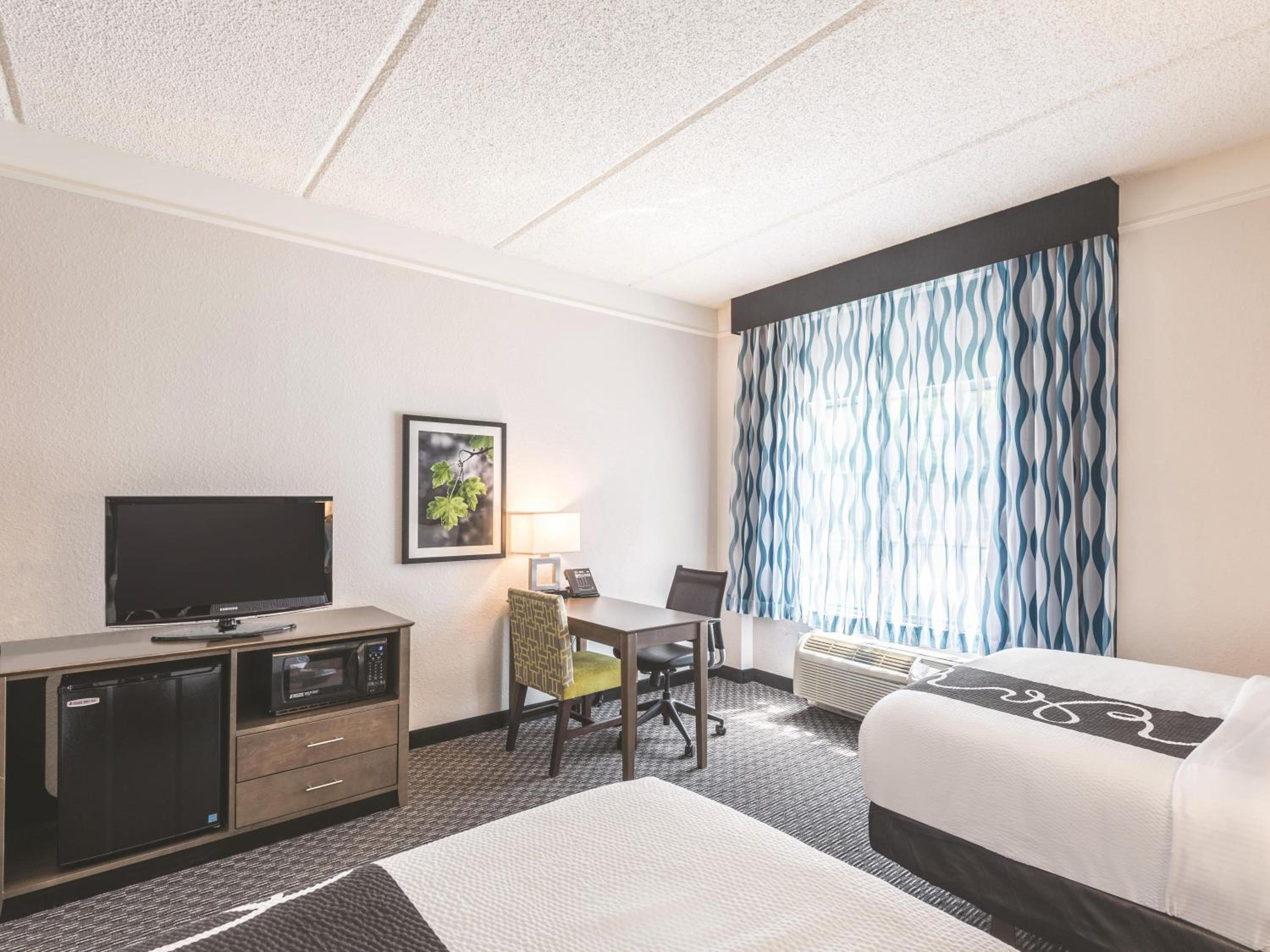 Double Room with Two Double Beds and Roll-In Shower - Mobility and Hearing Access/Non-Smoking - Photo 2