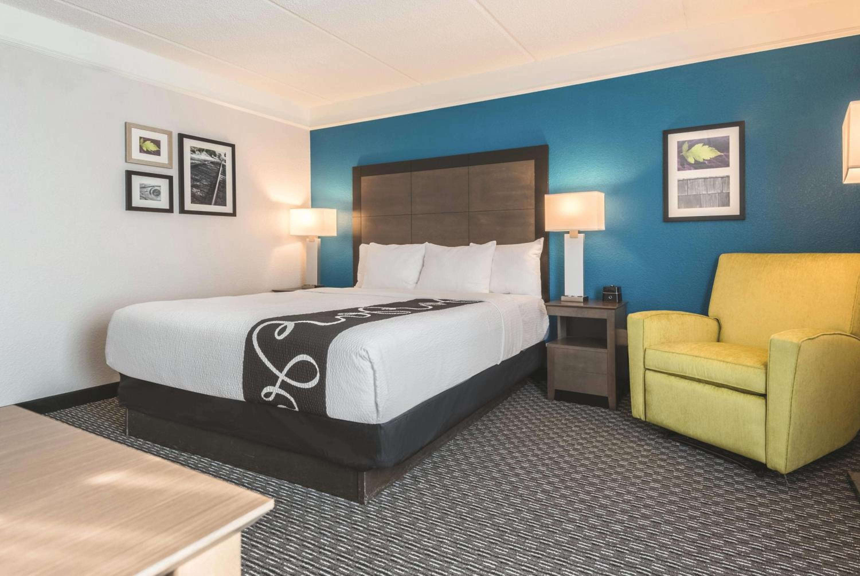 King Room with Roll-In Shower - Mobility and Hearing Access/Non-Smoking - Photo 2