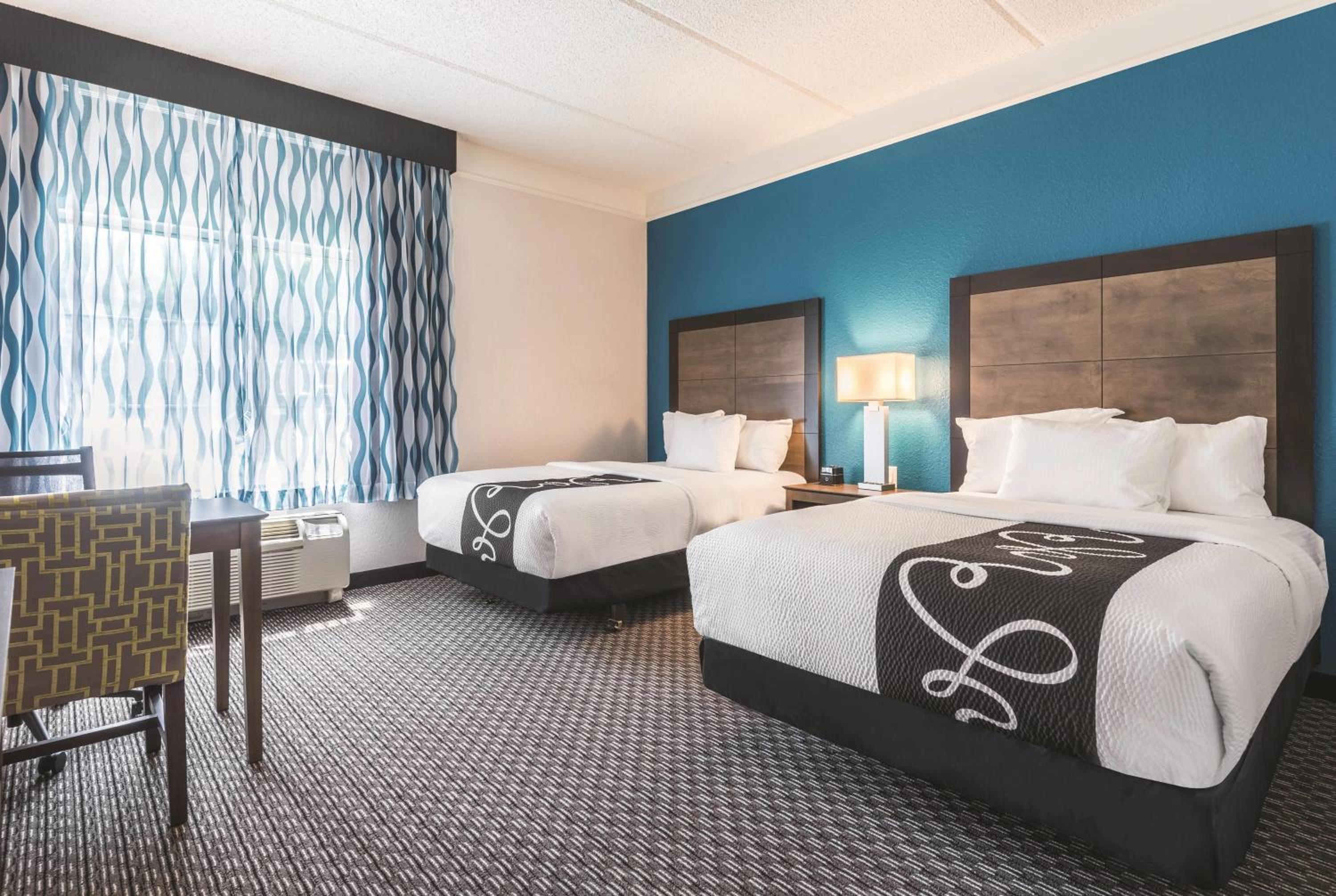 Double Room with Two Double Beds and Roll-In Shower - Mobility and Hearing Access/Non-Smoking - Photo 3