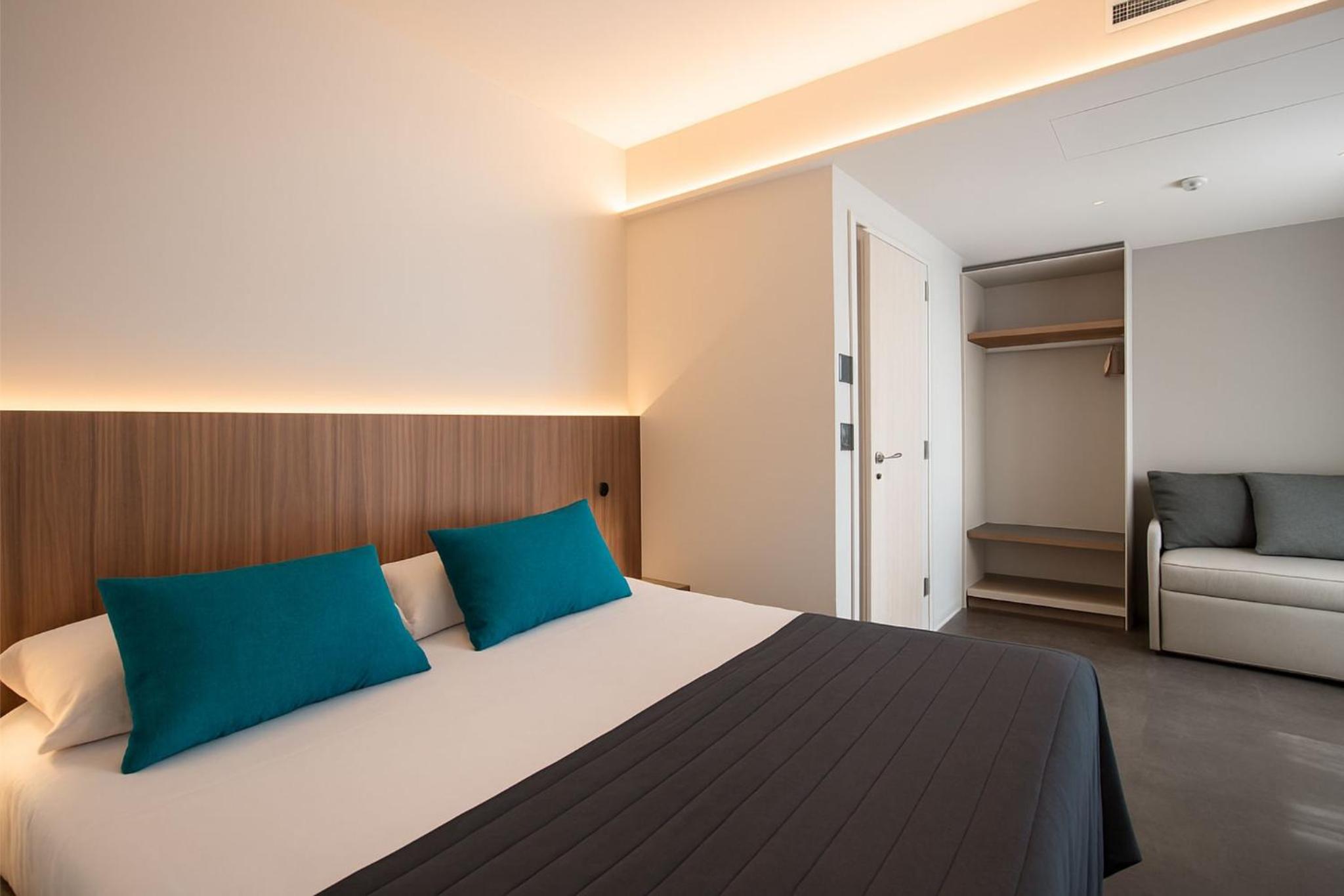 Junior Suite with Side Sea View