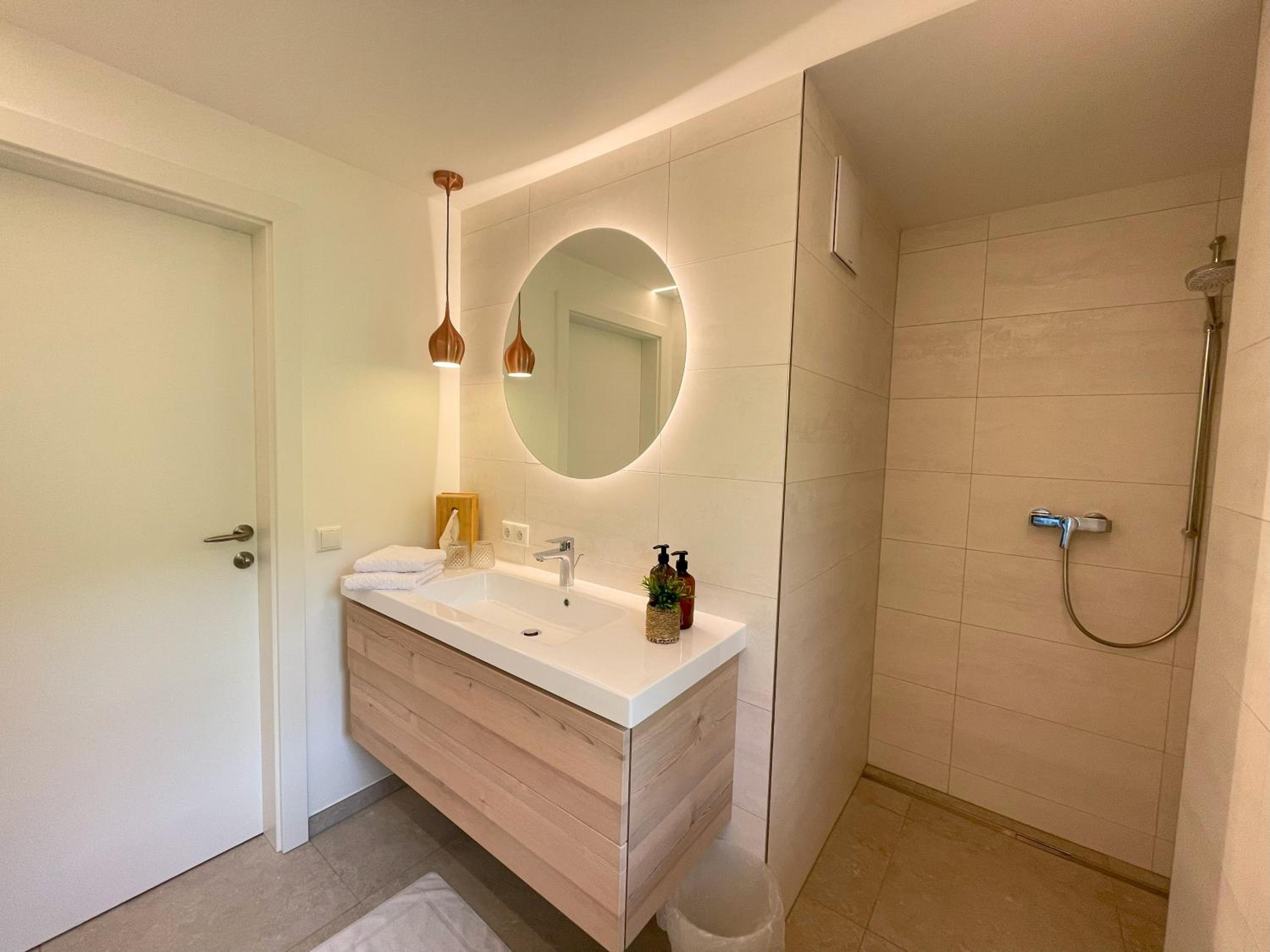Two-Bedroom Apartment with Lake View photo 3