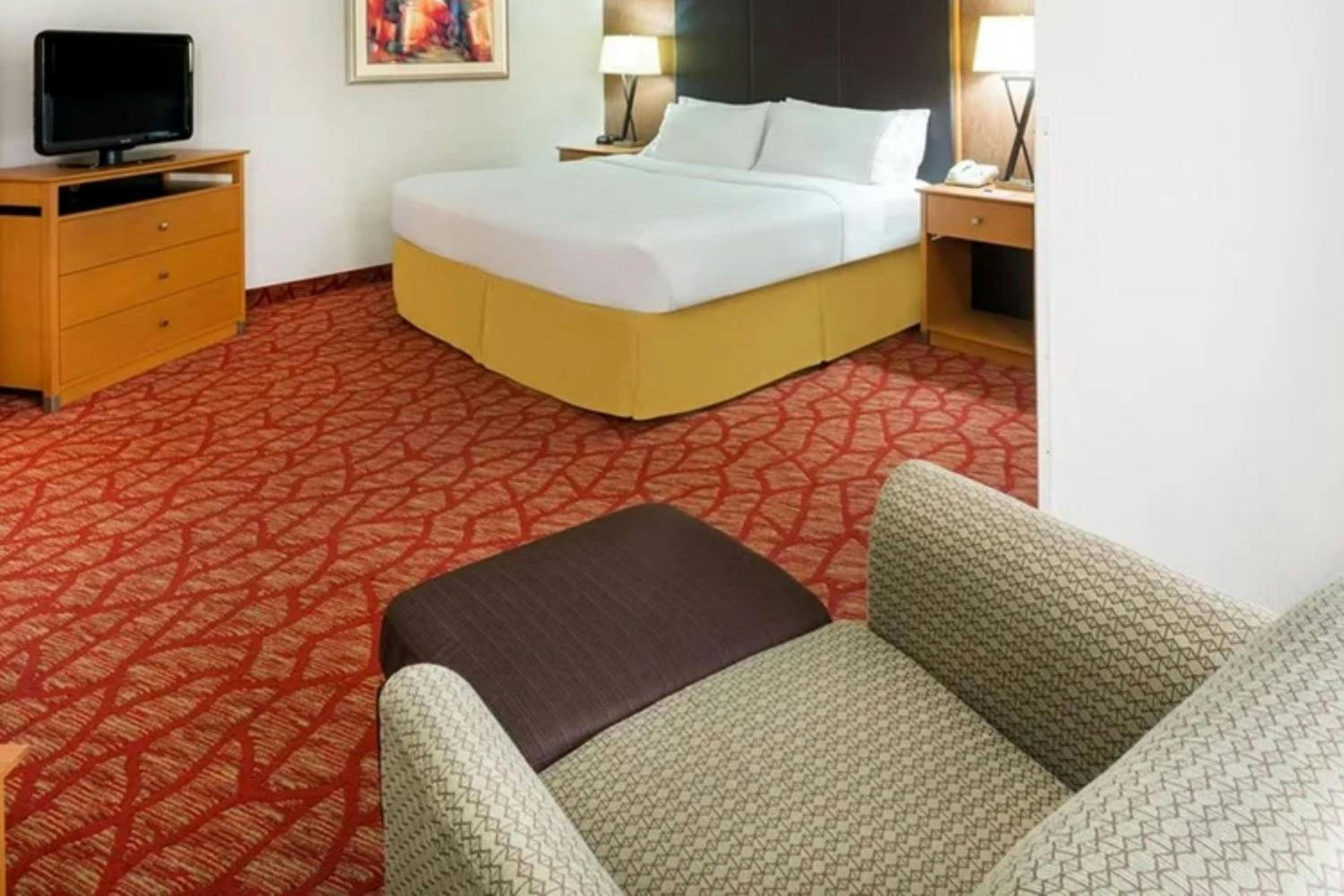 One-Bedroom Family Suite with King Bed and Sofa Bed - Garden View/Ground Floor - Photo 2