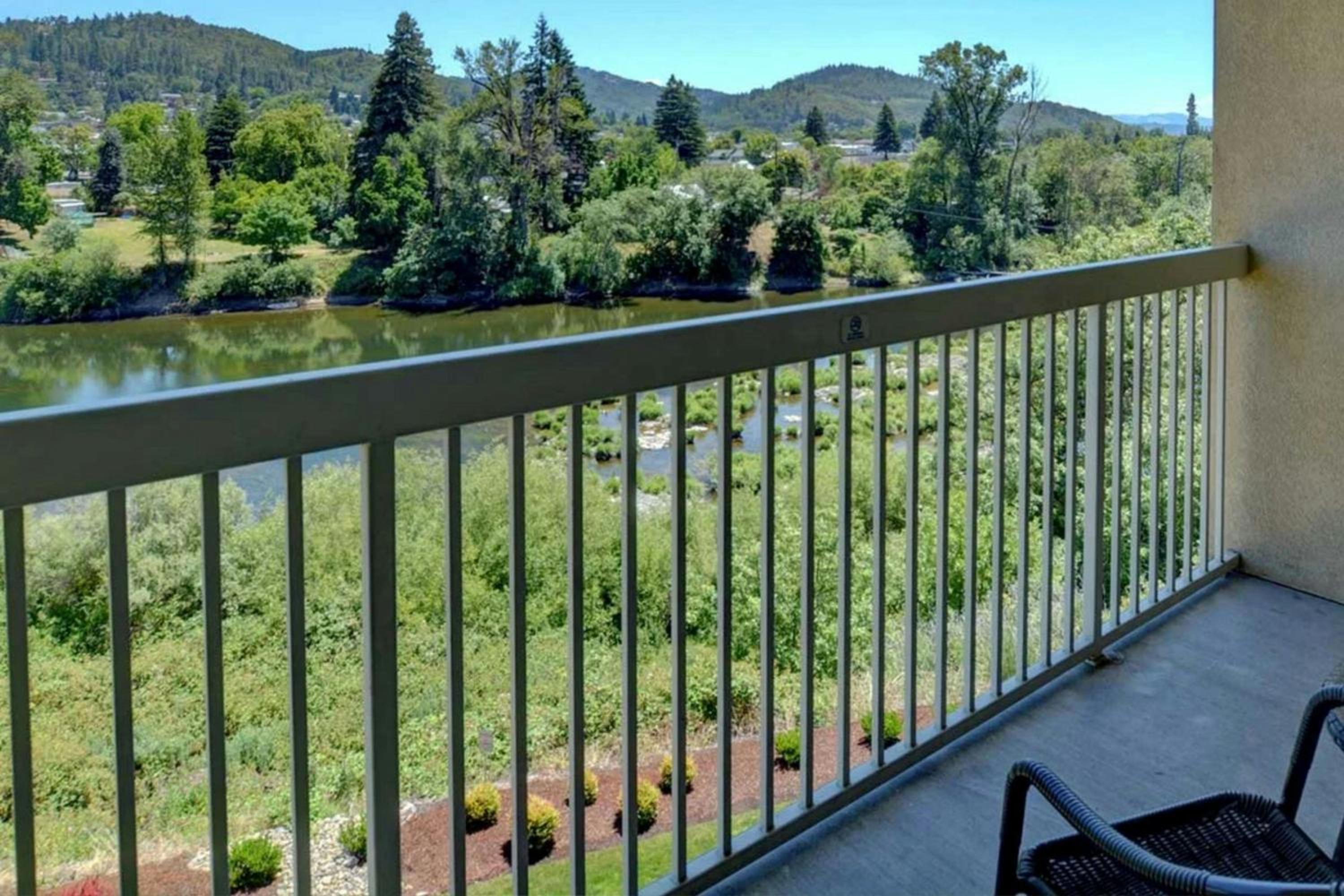 King Room with Balcony and River View - Photo 3