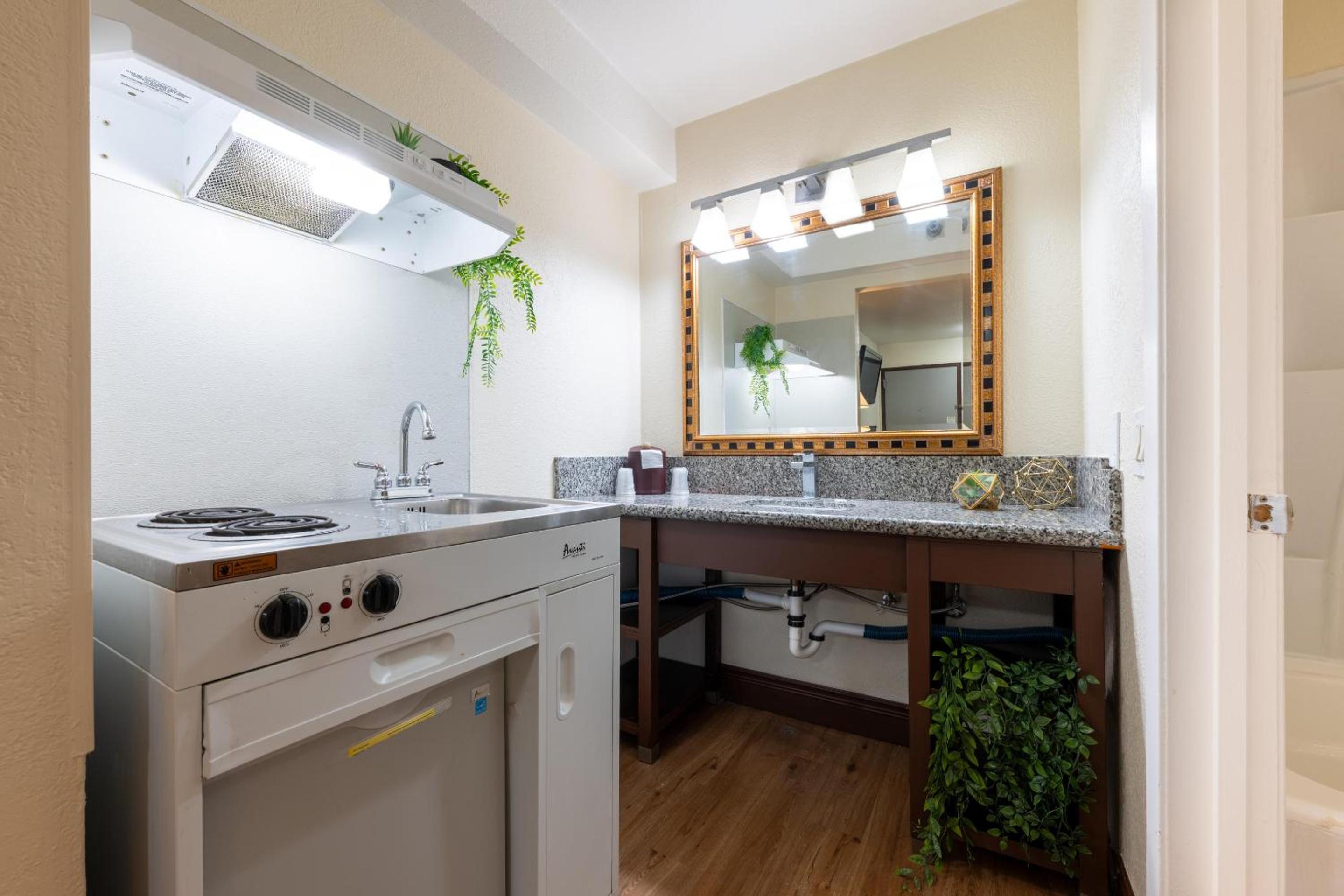 2 Full Beds with Kitchenette Non - Smoking