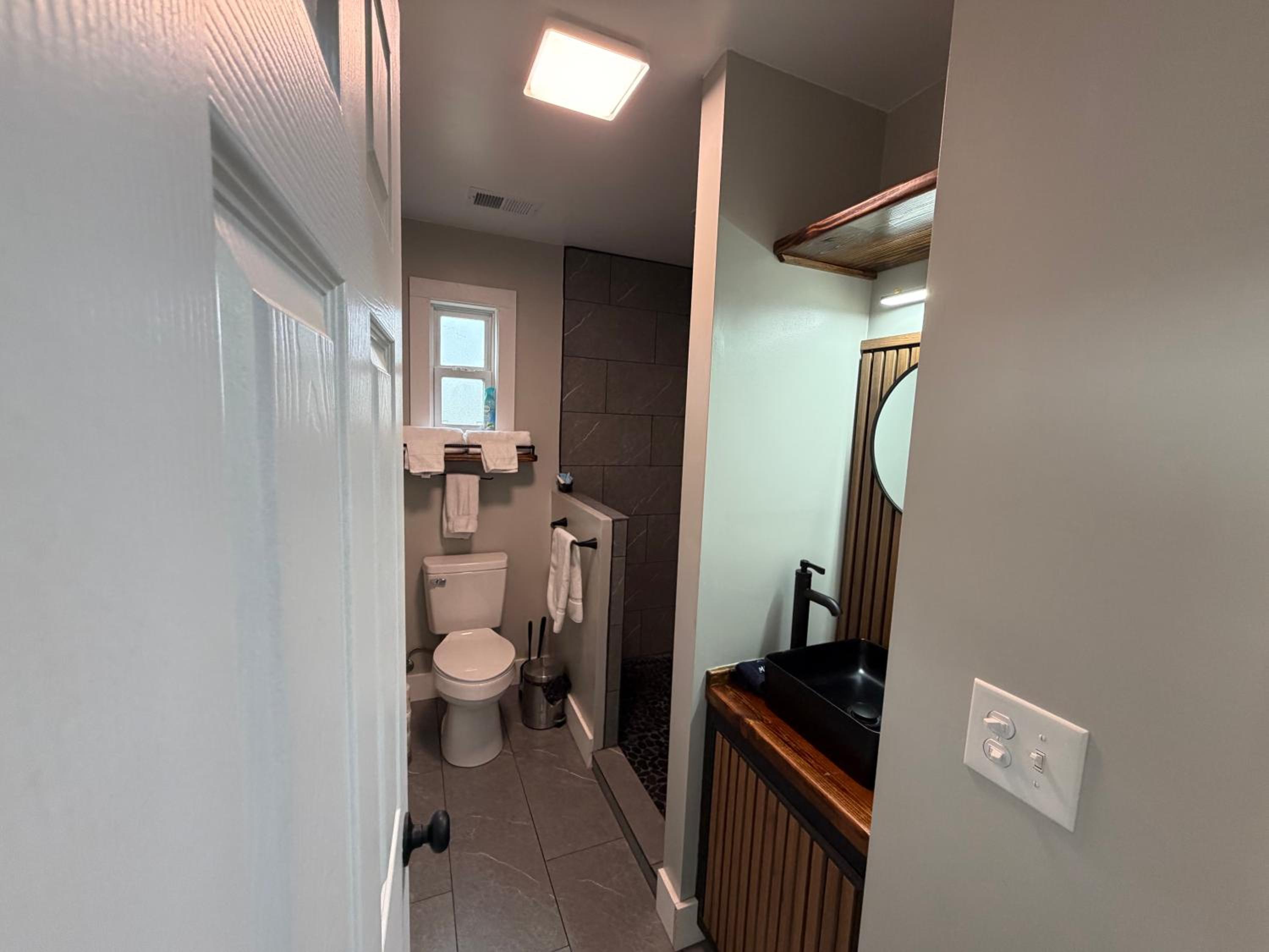 Deluxe Queen Suite photo 3