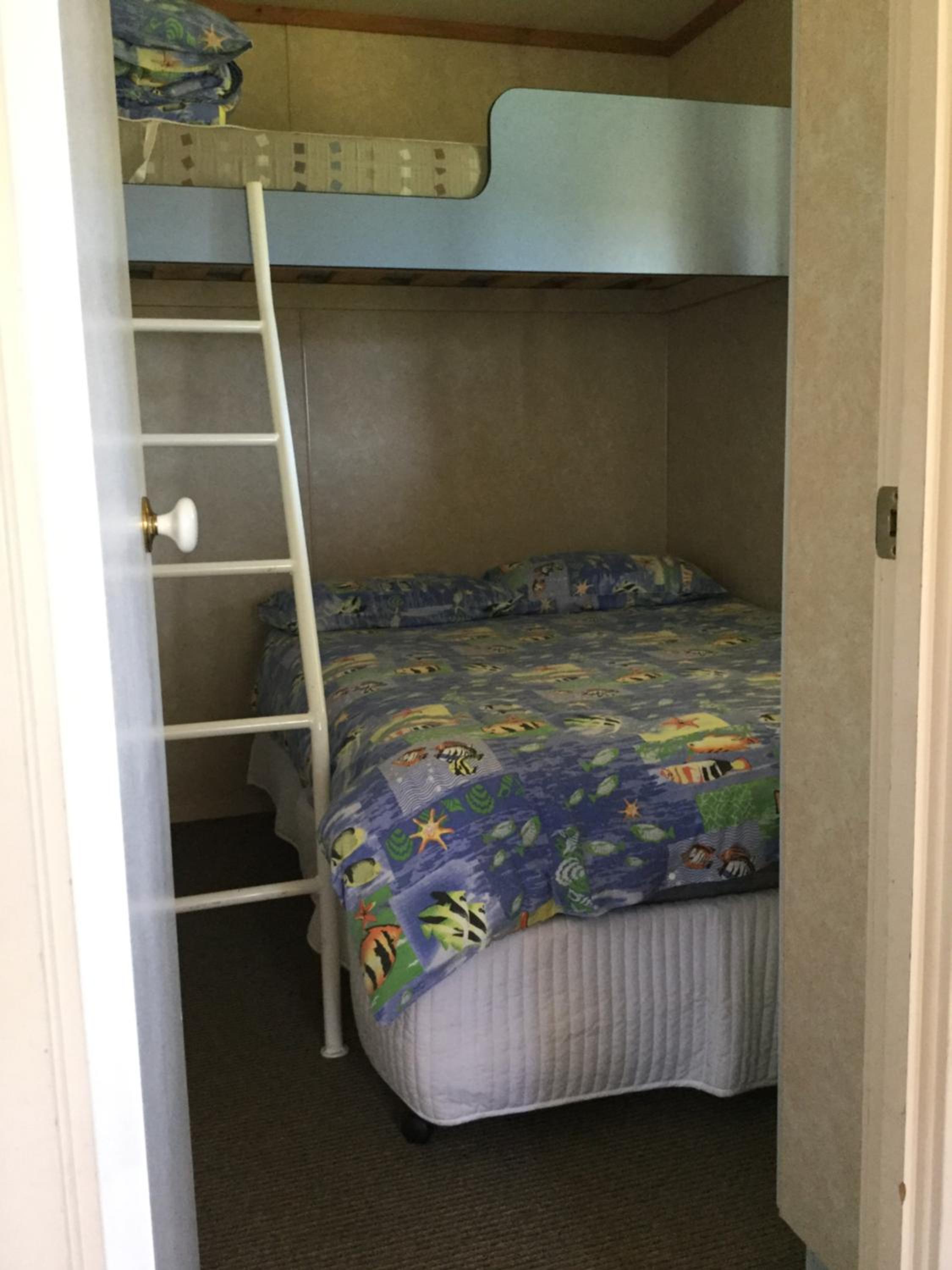 Two-Bedroom Waterfront Cabin with Private Bathroom - 5 photo 1