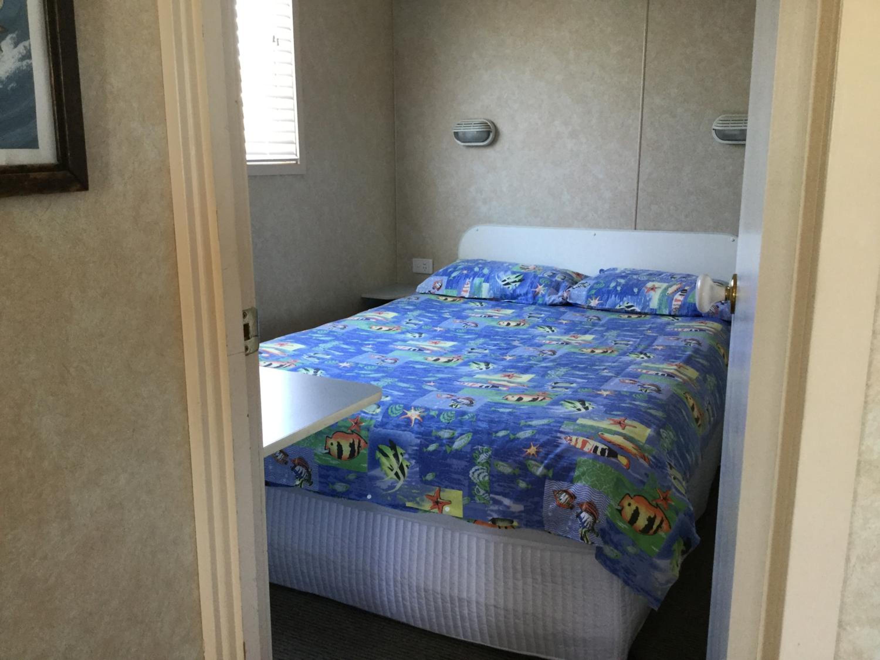 Two-Bedroom Waterfront Cabin with Private Bathroom - 5 photo 2