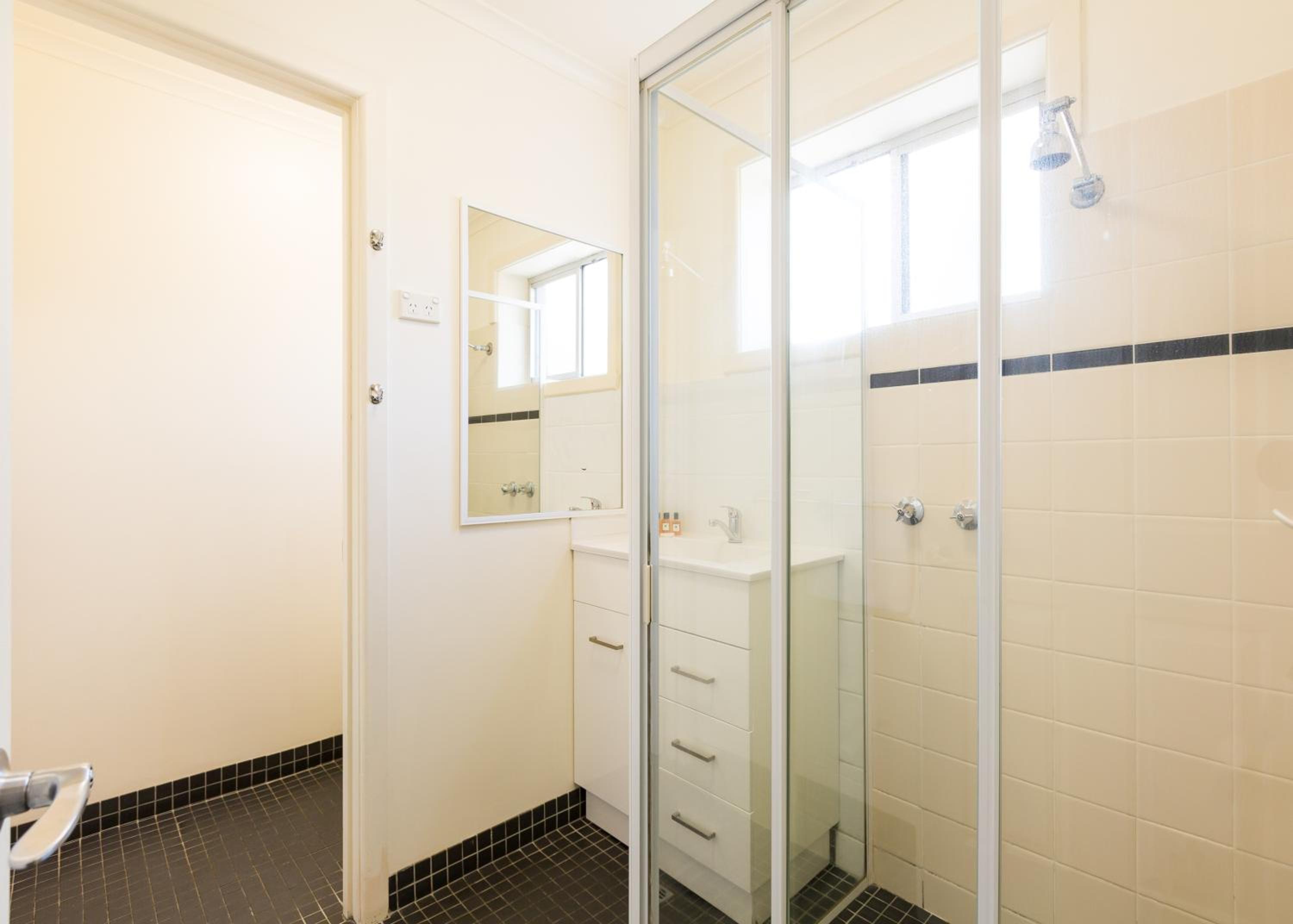 Three-Bedroom Apartment (6 Adults) - Photo 2