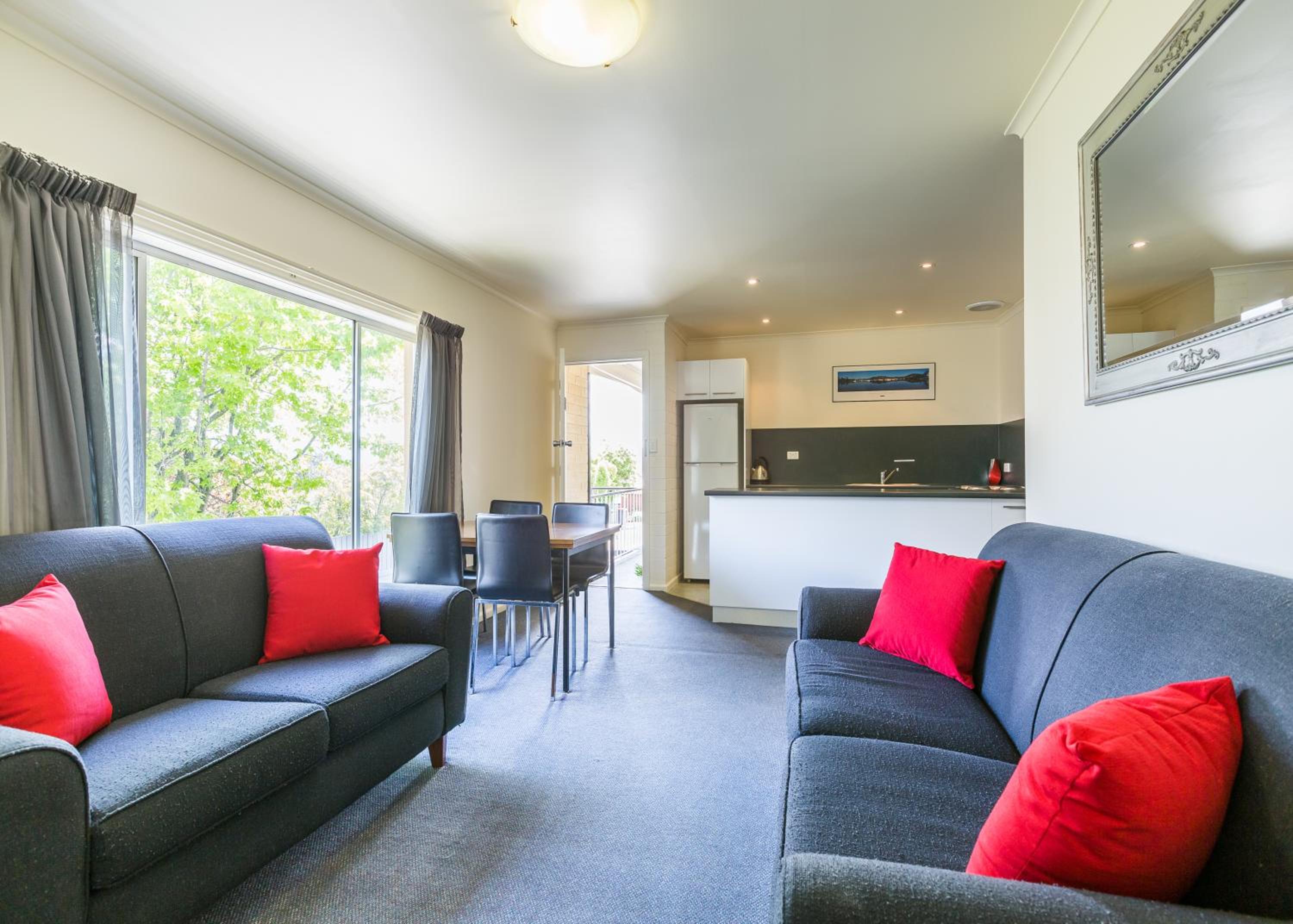 Three-Bedroom Apartment (6 Adults) - Photo 3