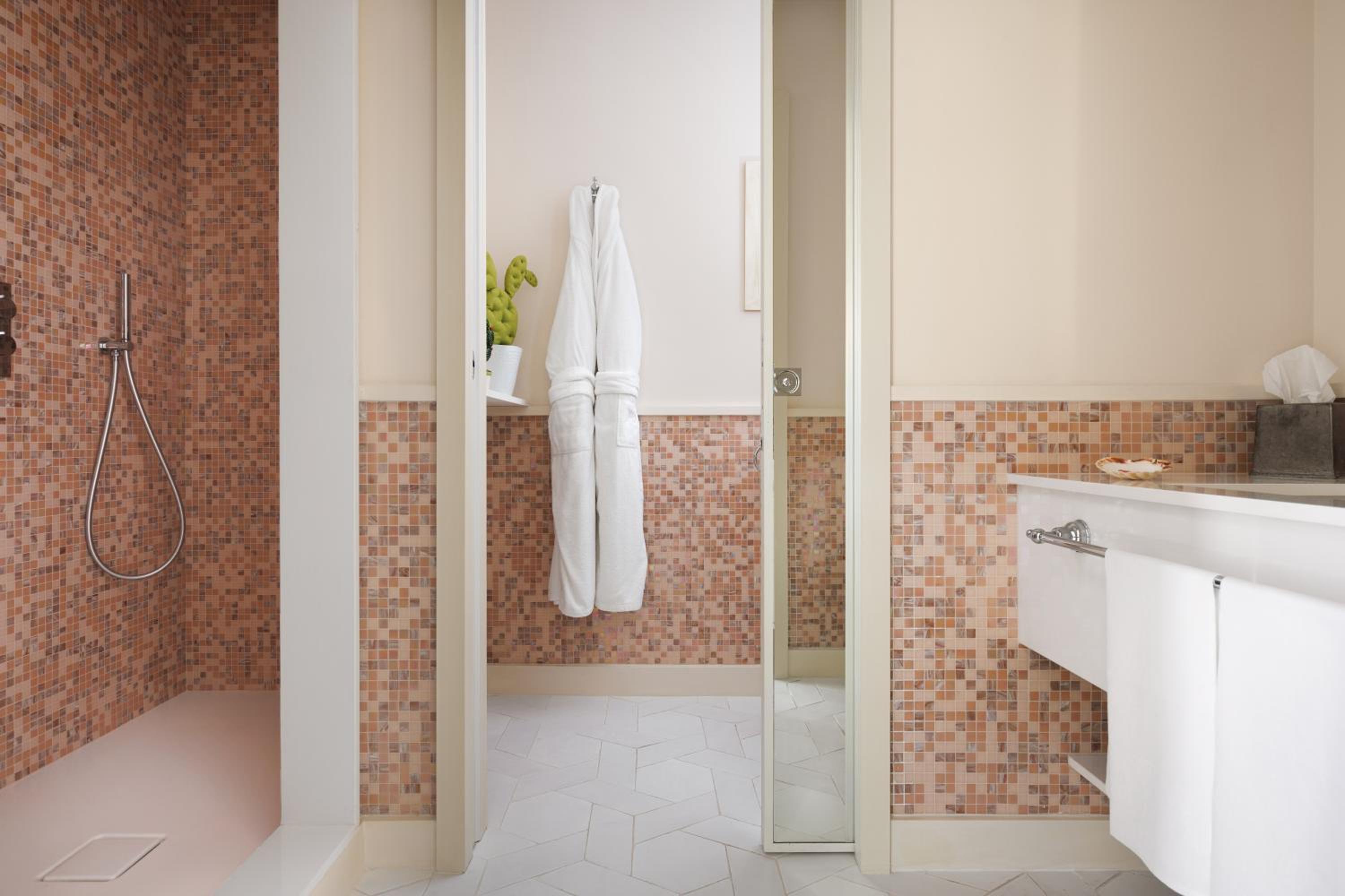Deluxe Queen Suite