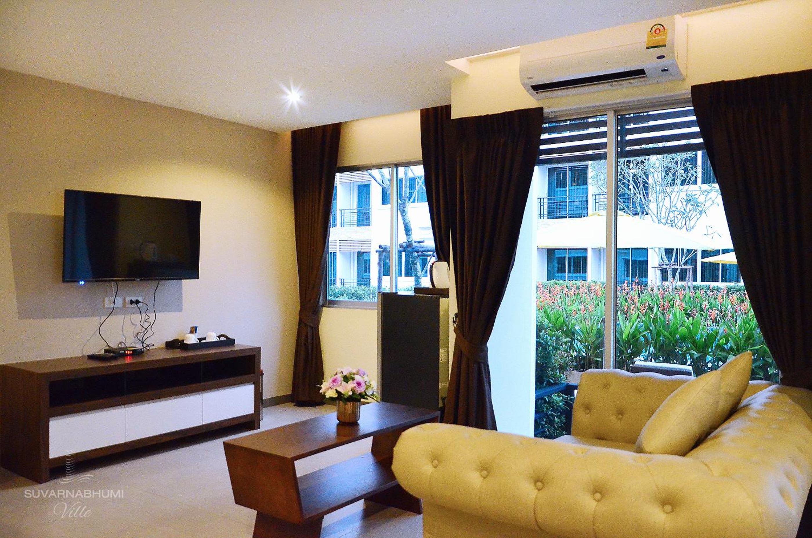Premier Suite with Pool Access - Photo 4