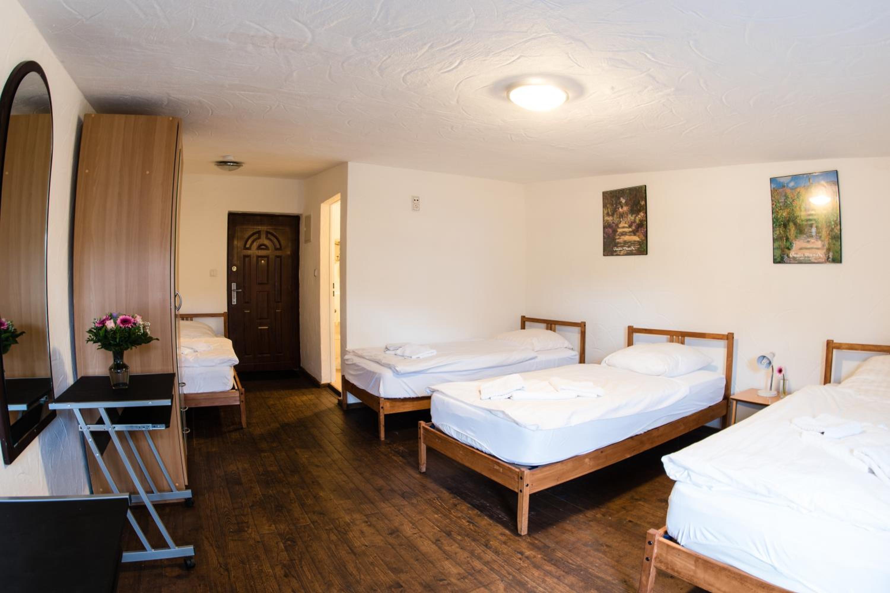 Quadruple Room with Bathroom - Photo 1