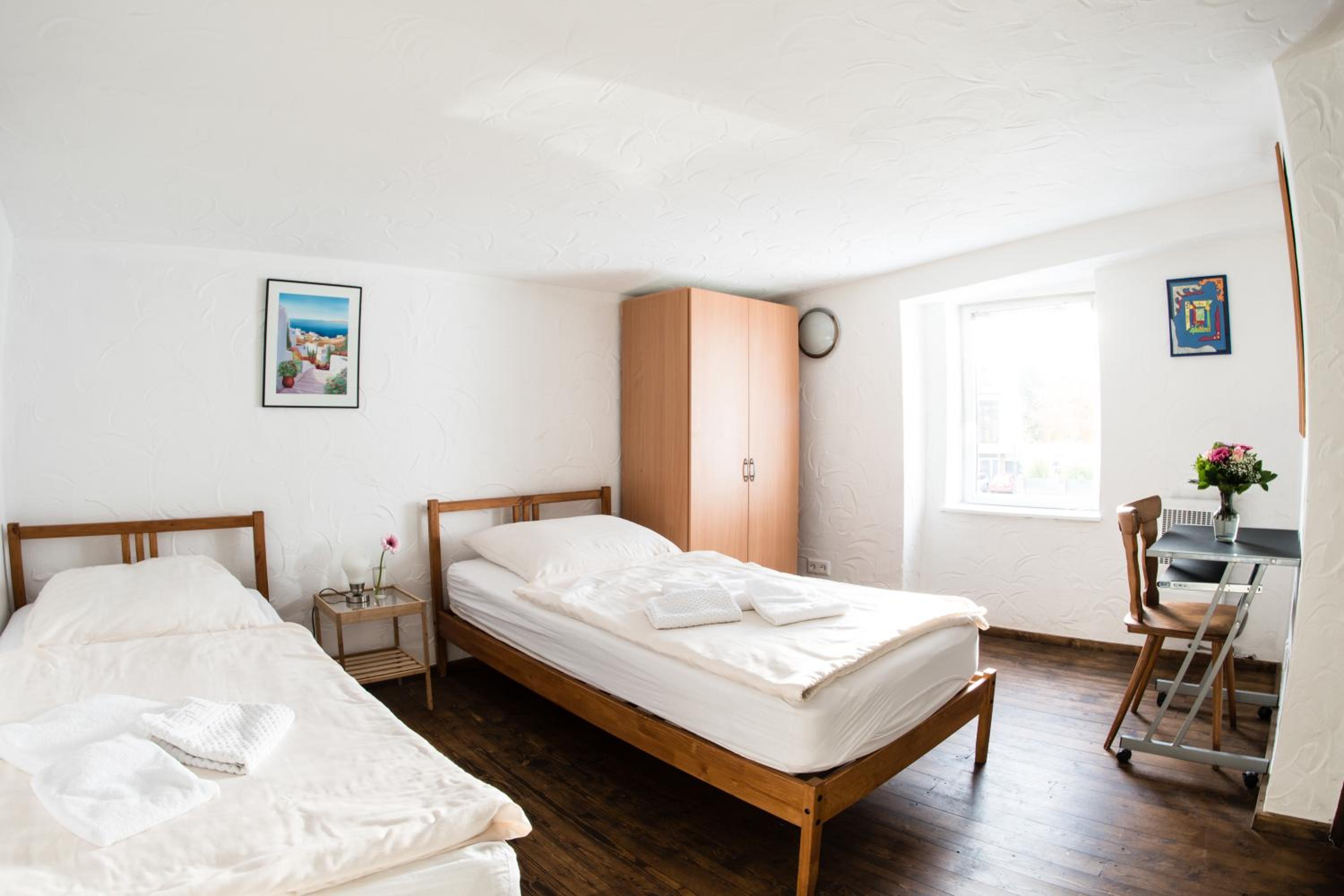 Double Room with Private Bathroom - Photo 4