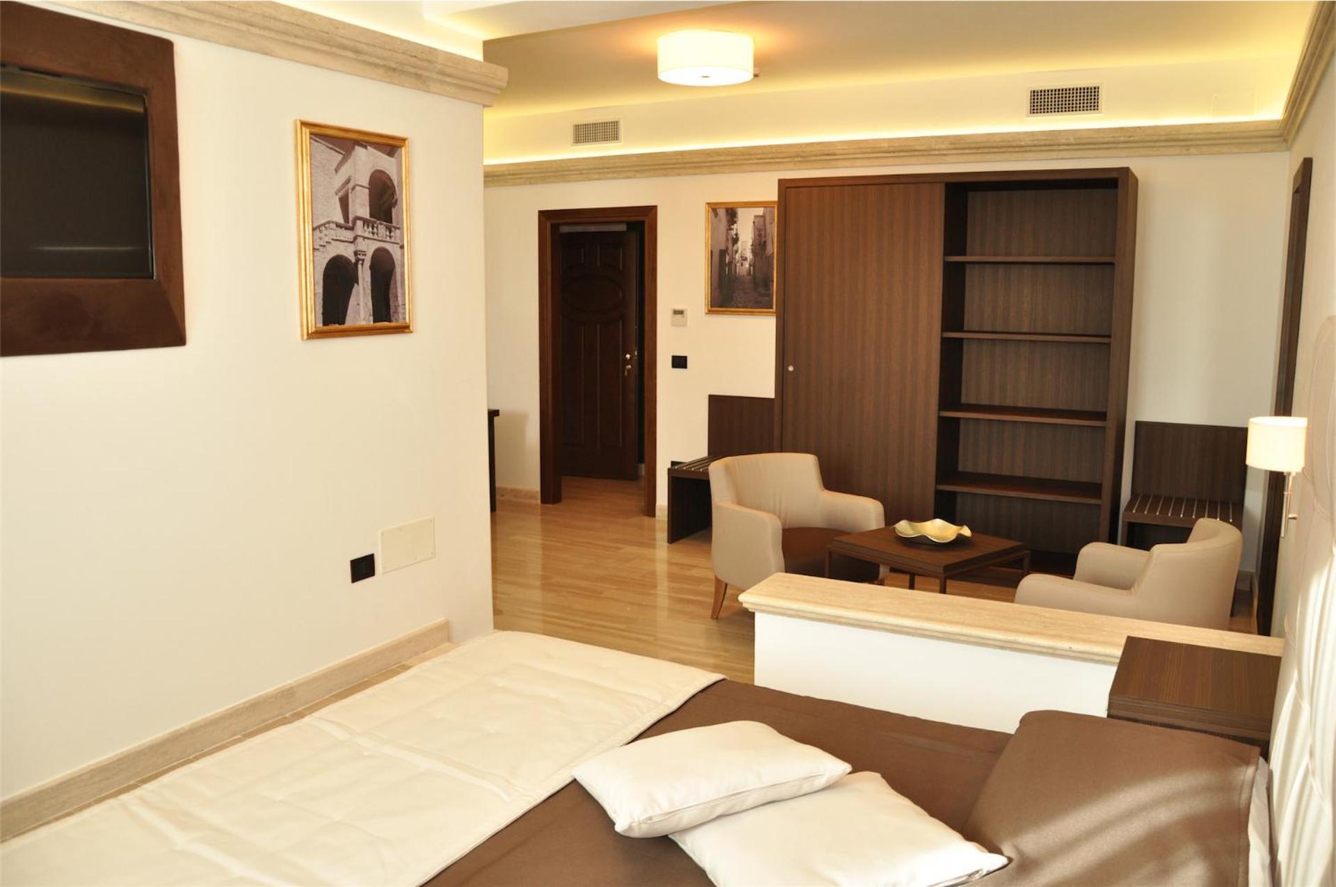 Deluxe Suite with Spa Bath photo 3