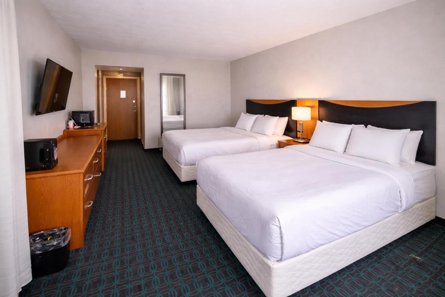 Standard Queen Room with Two Queen Beds - Non Smoking  - Photo 6