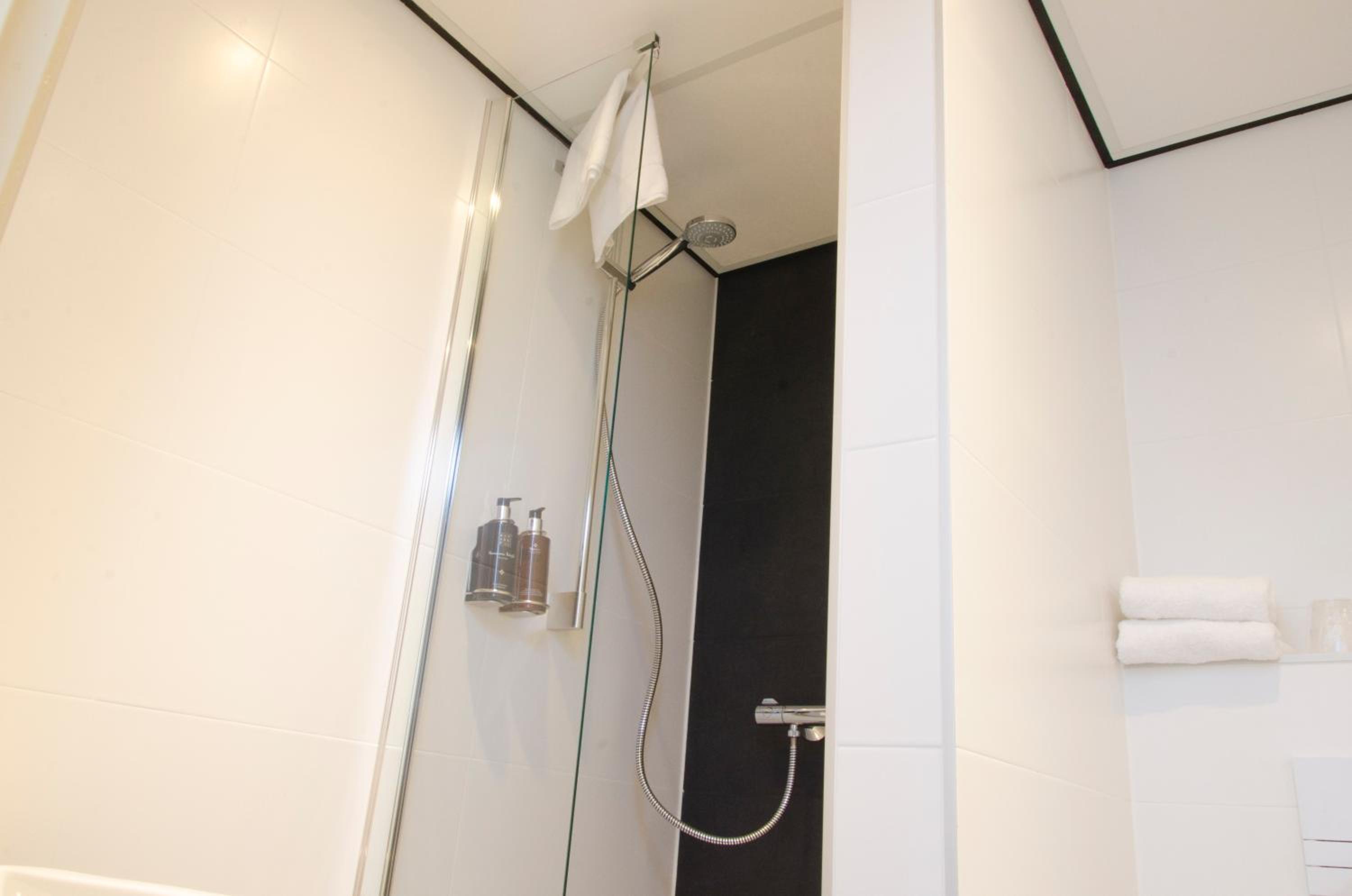 Standard Twin Room - Photo 8