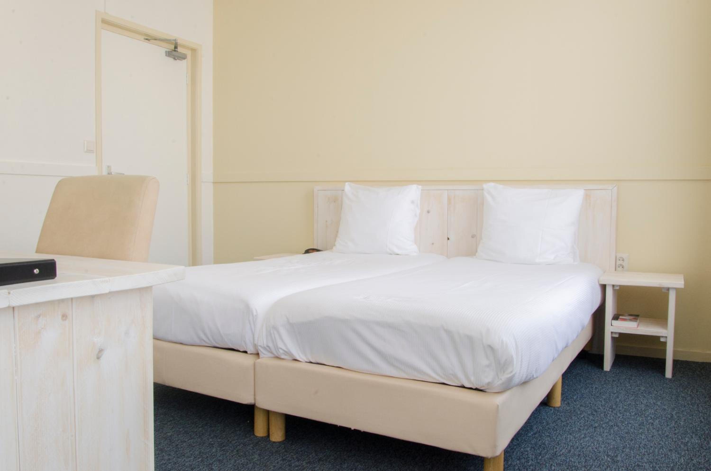 Standard Twin Room - Photo 3