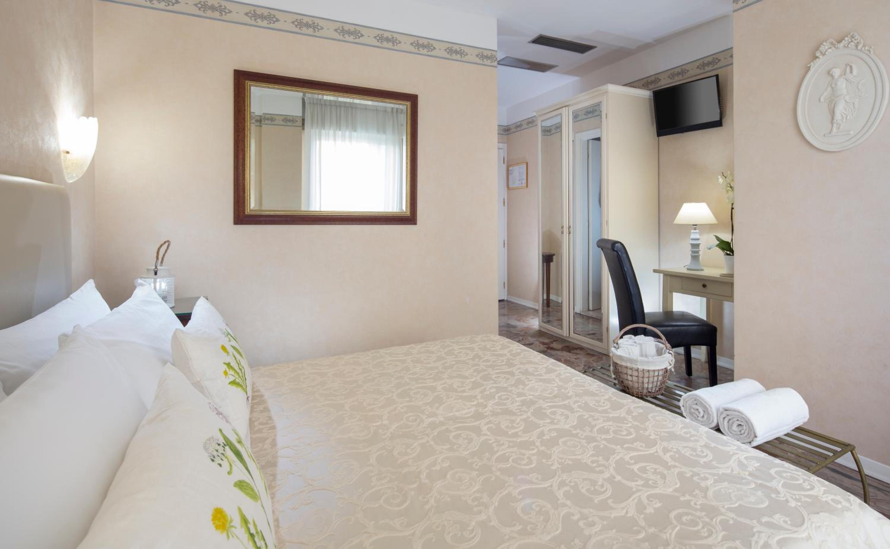 Superior Double or Twin Room - Photo 11