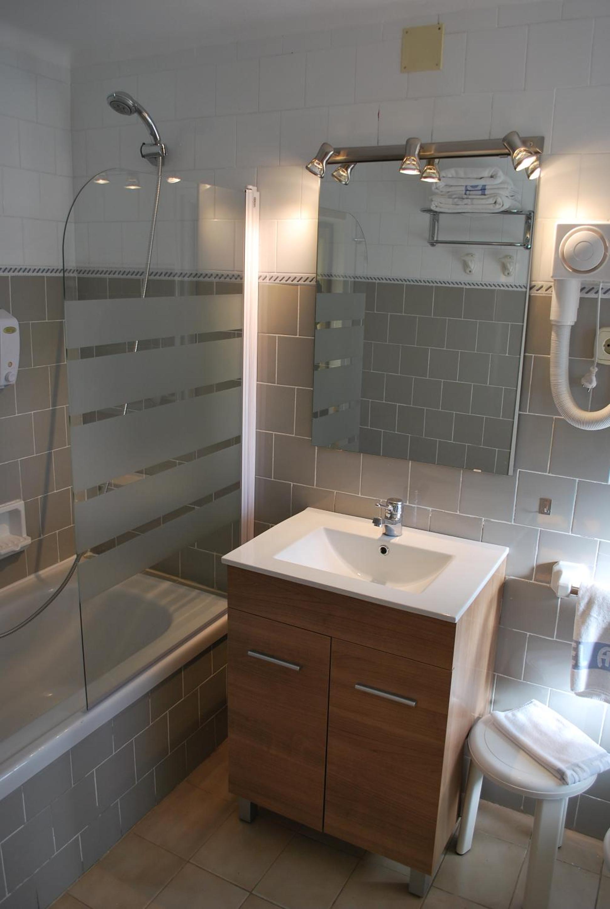 Quadruple Room (2 Adults + 2 Children) photo 2