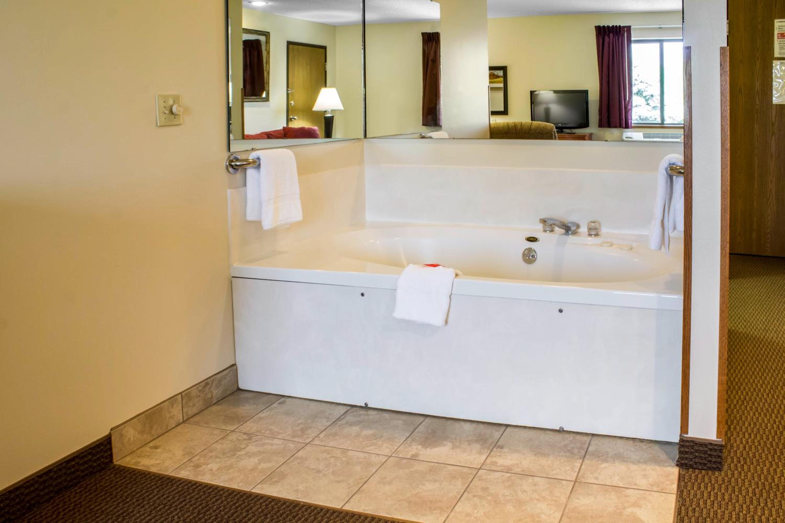 One Room Suite with Whirlpool - Non Smoking photo 3