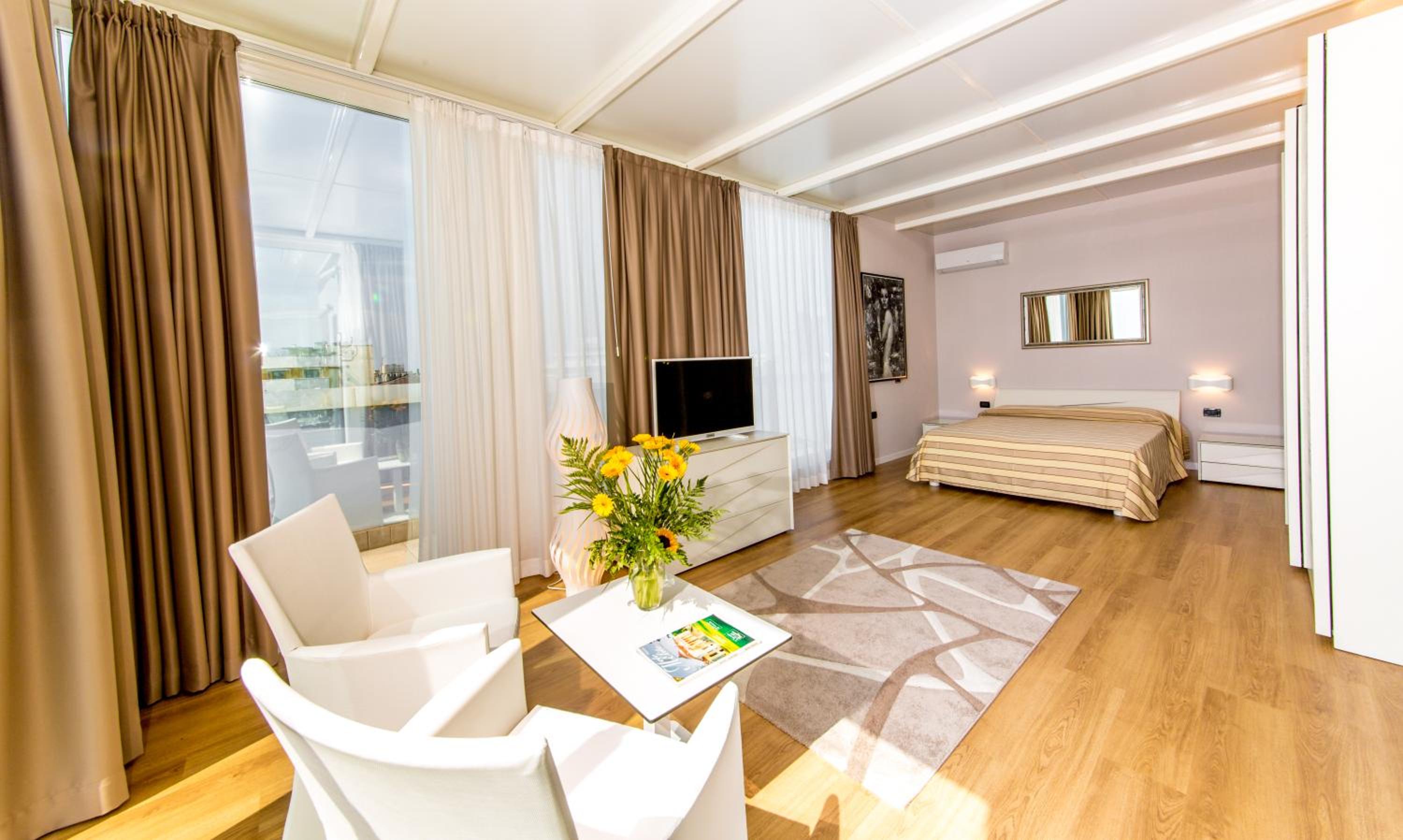 Deluxe Suite with Sea View photo 1