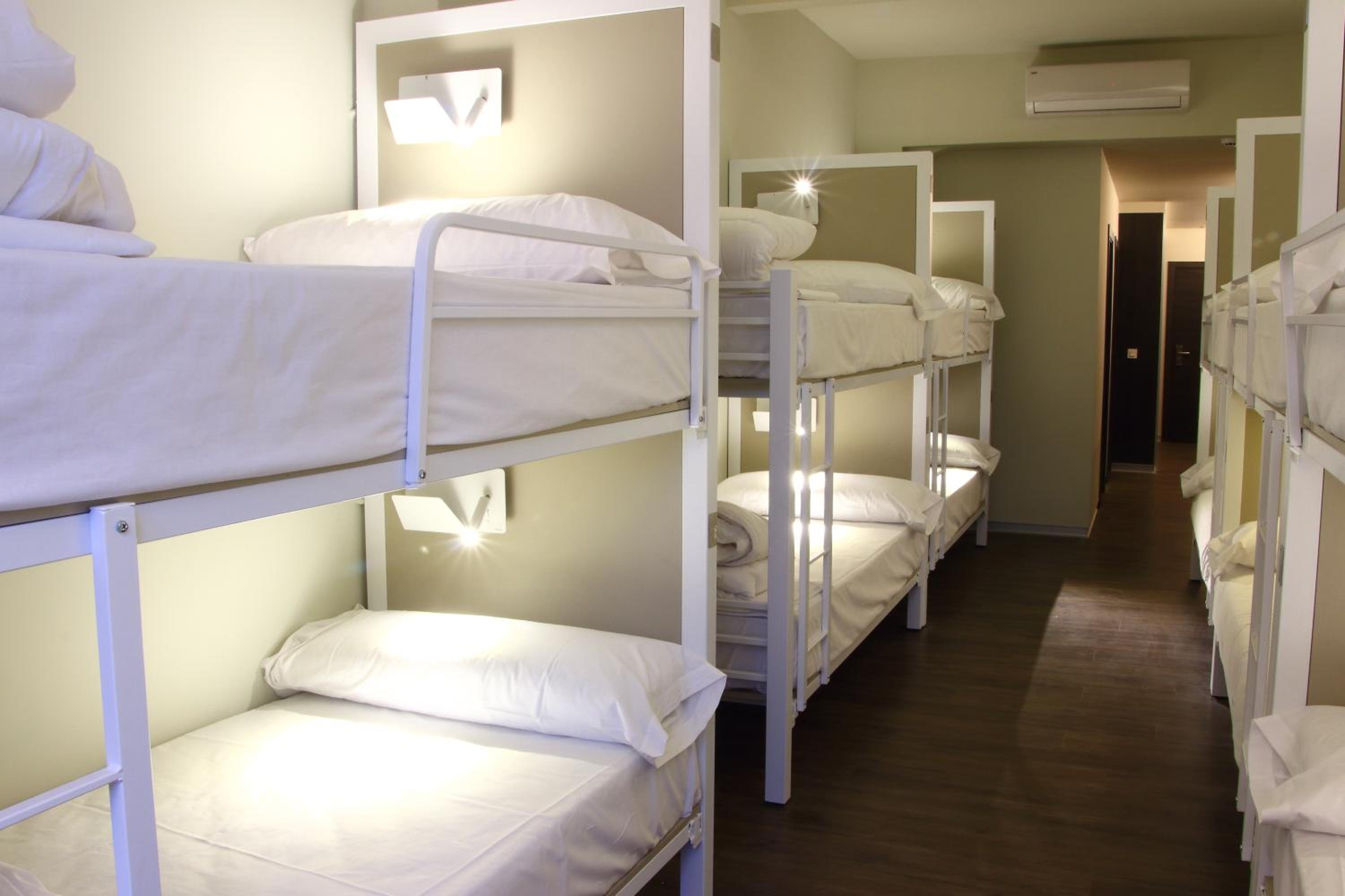 Premium Bunk Bed in 14-Bed Mixed Dormitory Room with Private Bathroom photo 3