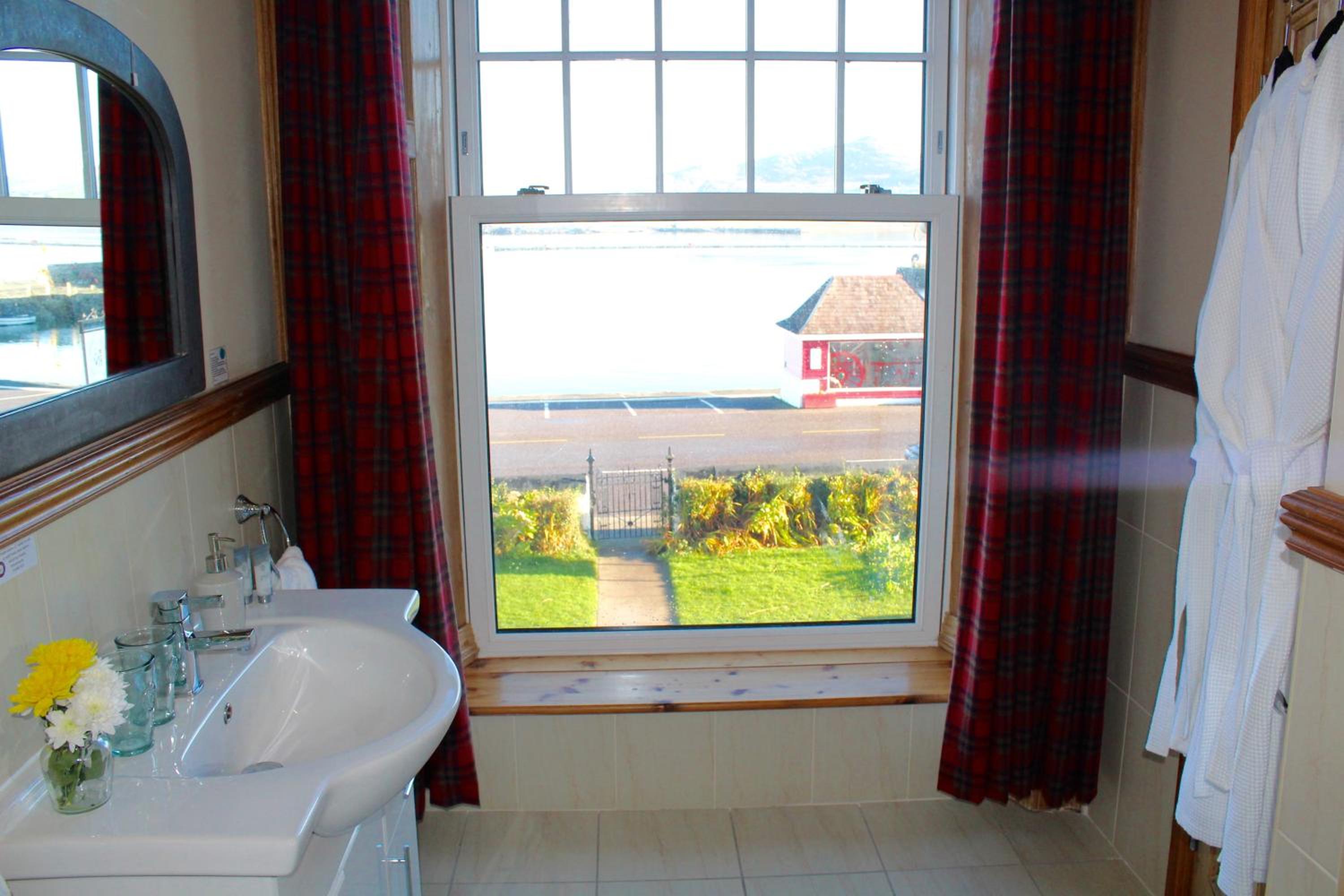 Deluxe Double Room with Four Poster Bed with Sea View photo 3