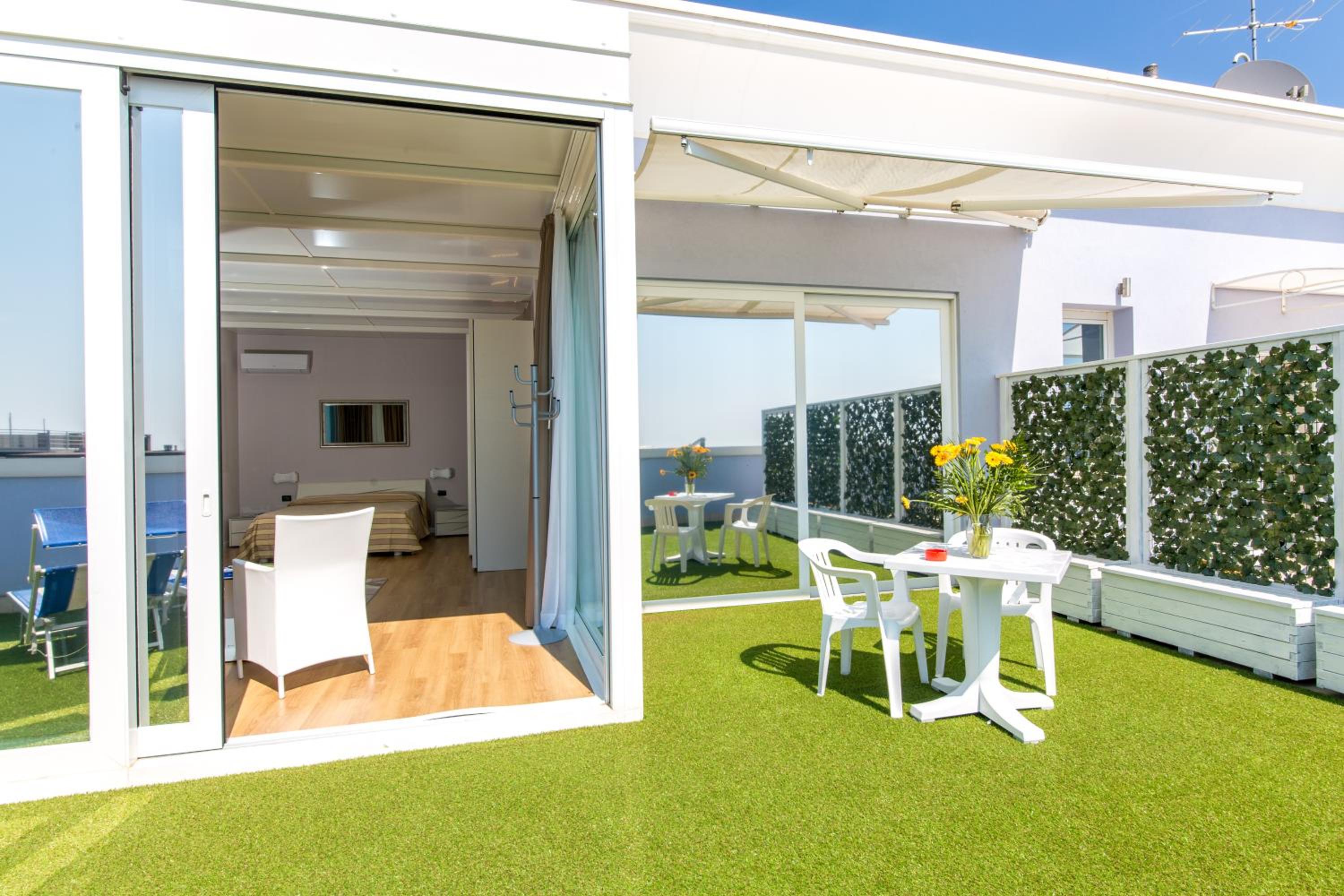 Deluxe Suite with Sea View photo 2