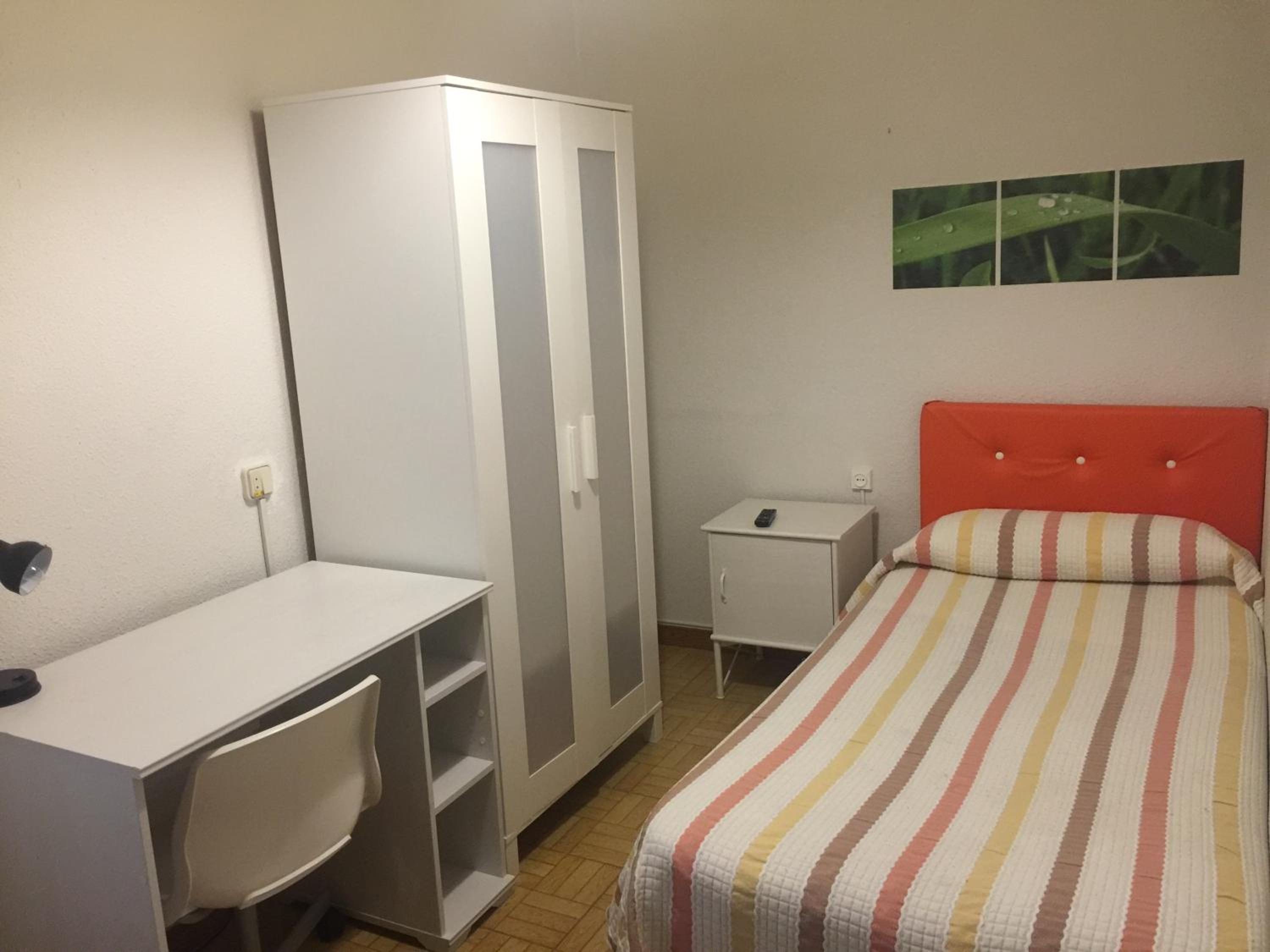 Habitación individual con baño compartido