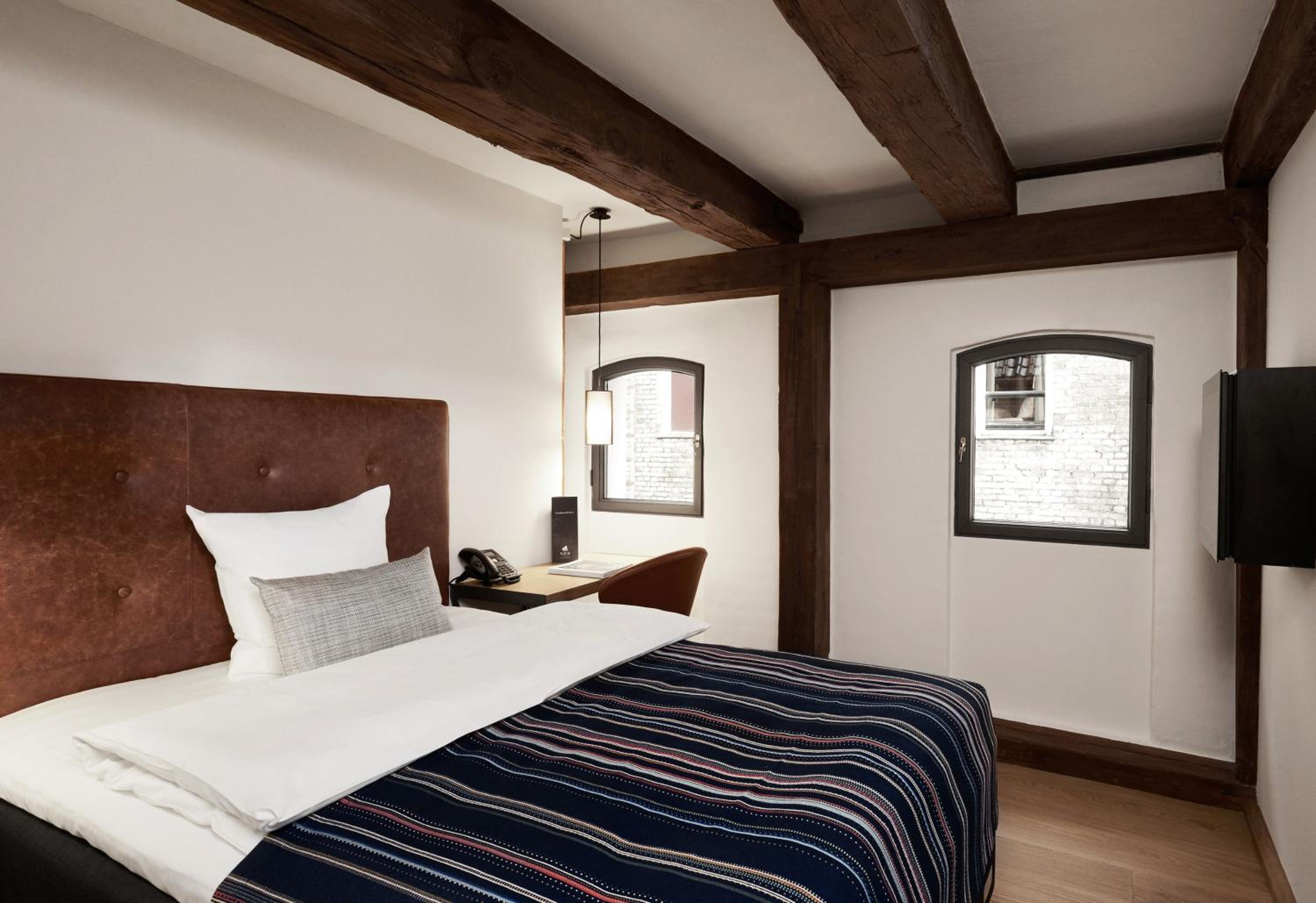 Executive Double Deluxe Room thumbnail 6