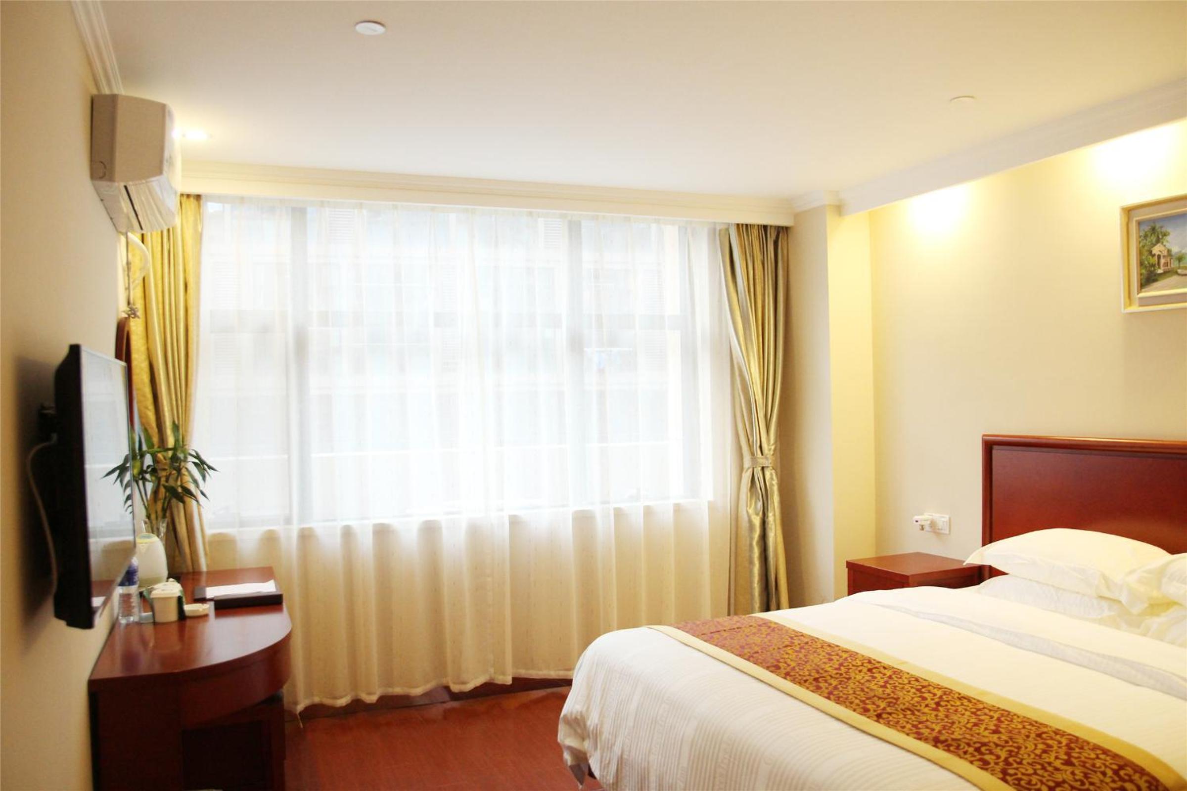 Deluxe King Room photo 1