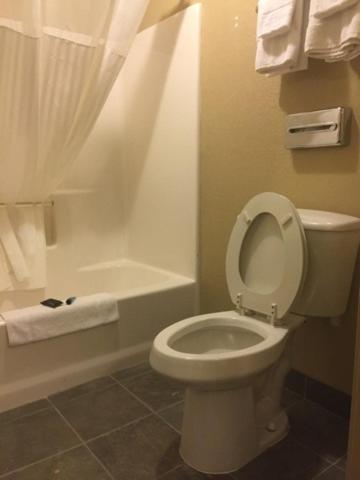 Queen Room with Two Queen Beds - Photo 4