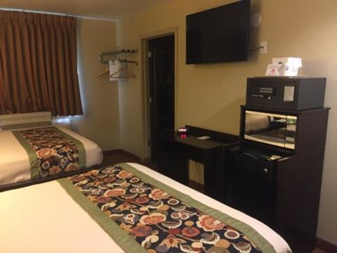 Queen Room with Two Queen Beds - Photo 6