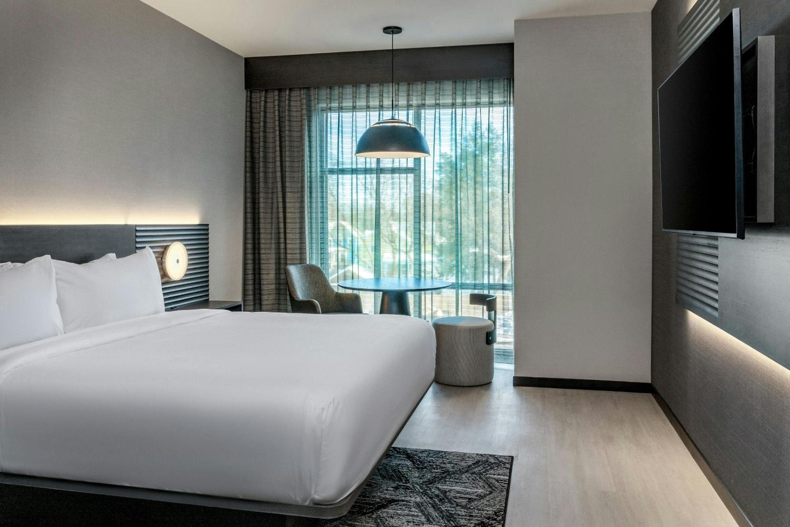 Standard King Room with Roll-in Shower - Mobility and Hearing Accessible photo 3