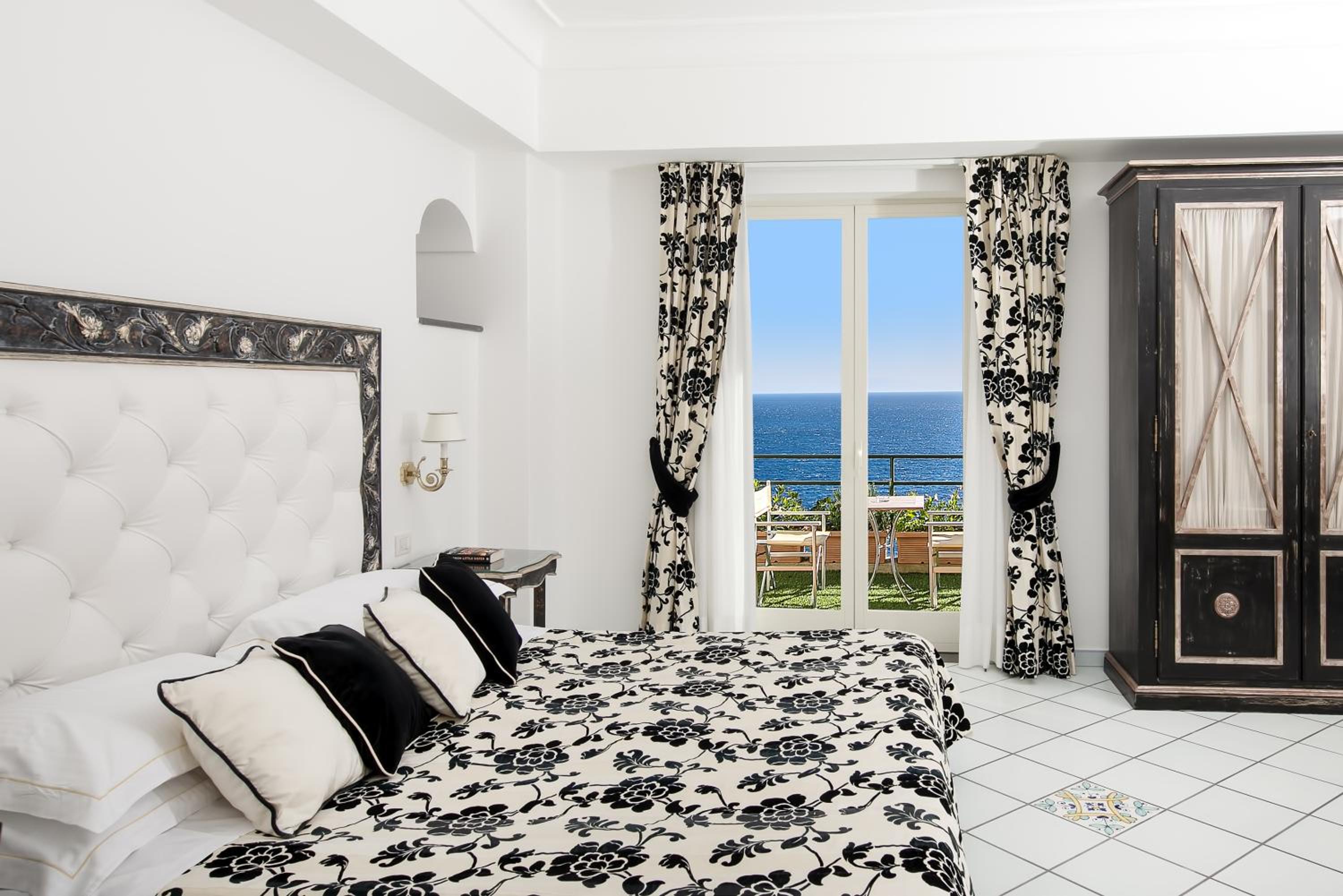 Deluxe Double Room with Terrace and Sea View - Photo 10
