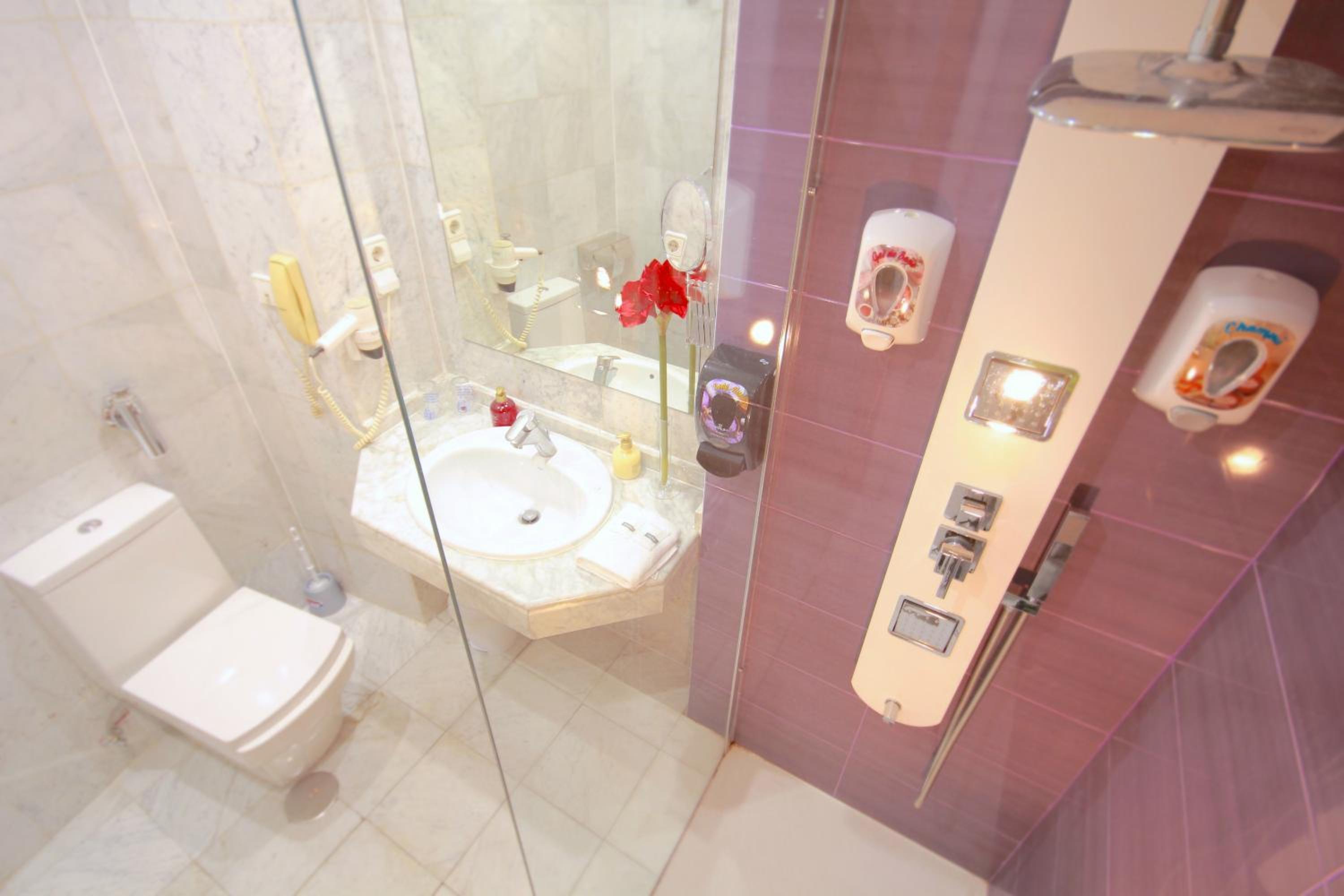 Double or Twin Room - Photo 10