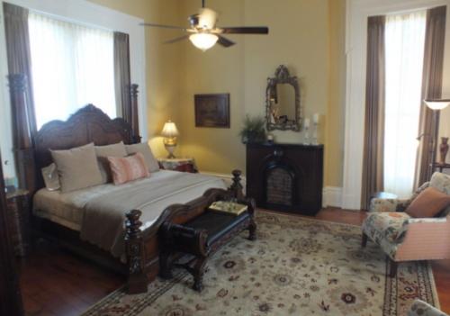 Deluxe King Suite with Sofa and Landmark View