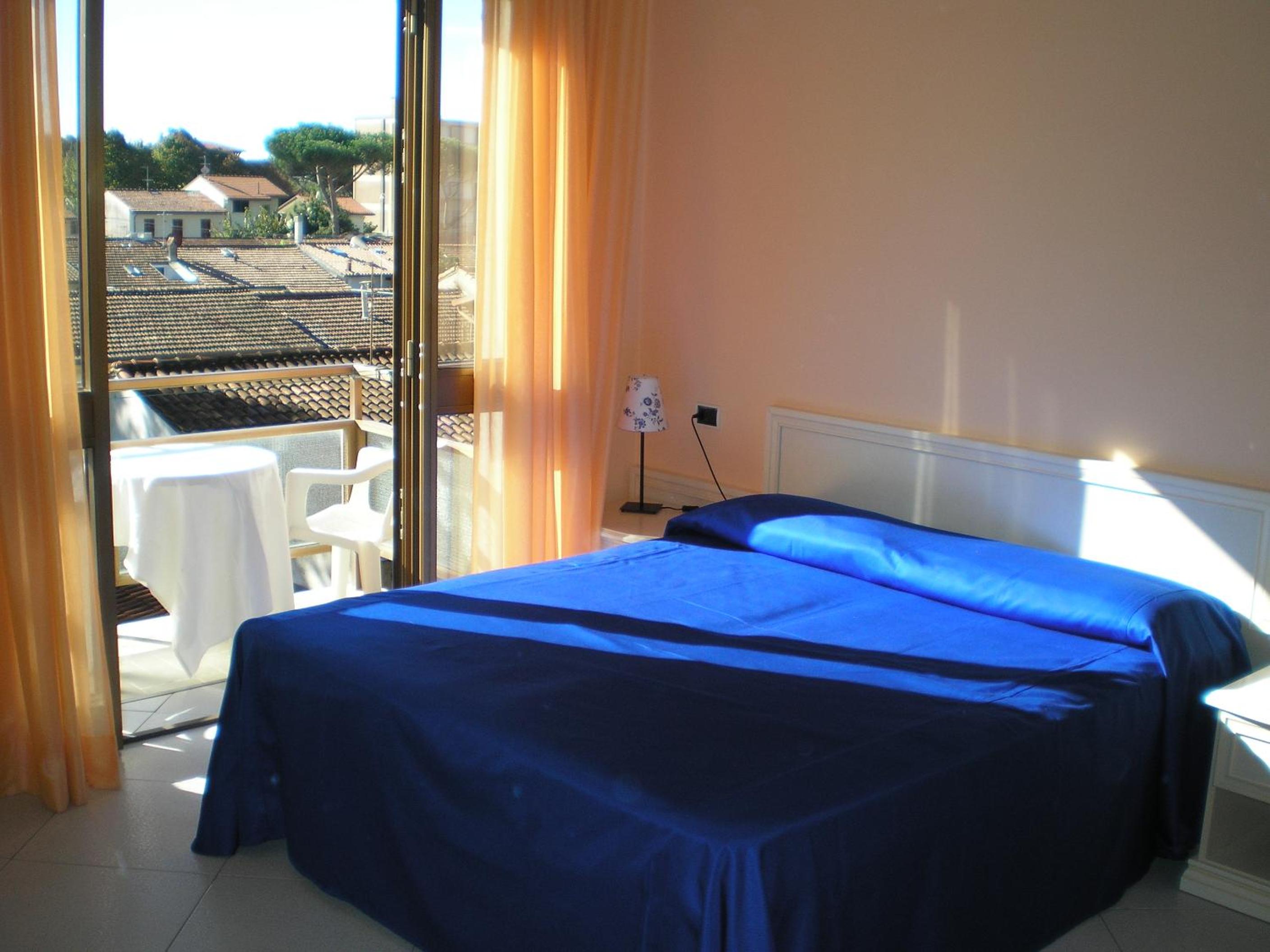 Double Room with Balcony - Photo 15