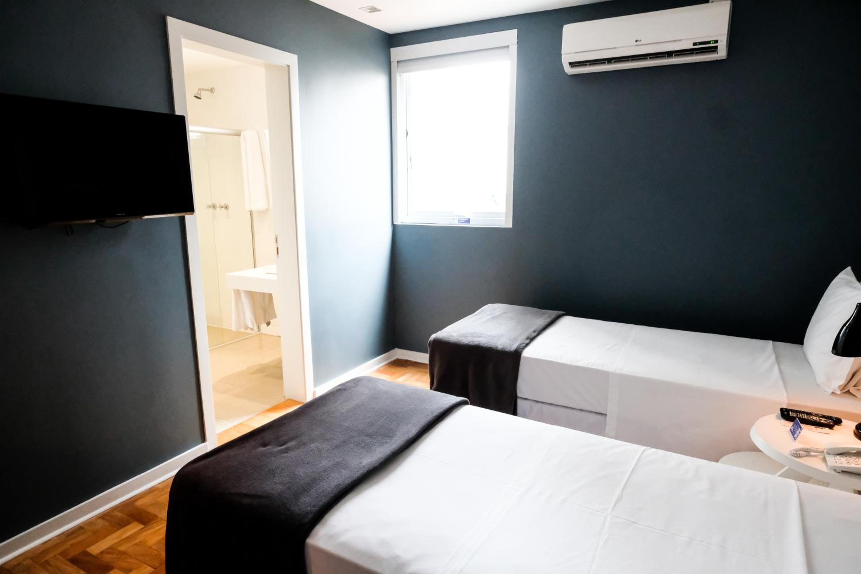 Superior Twin Room thumbnail 6