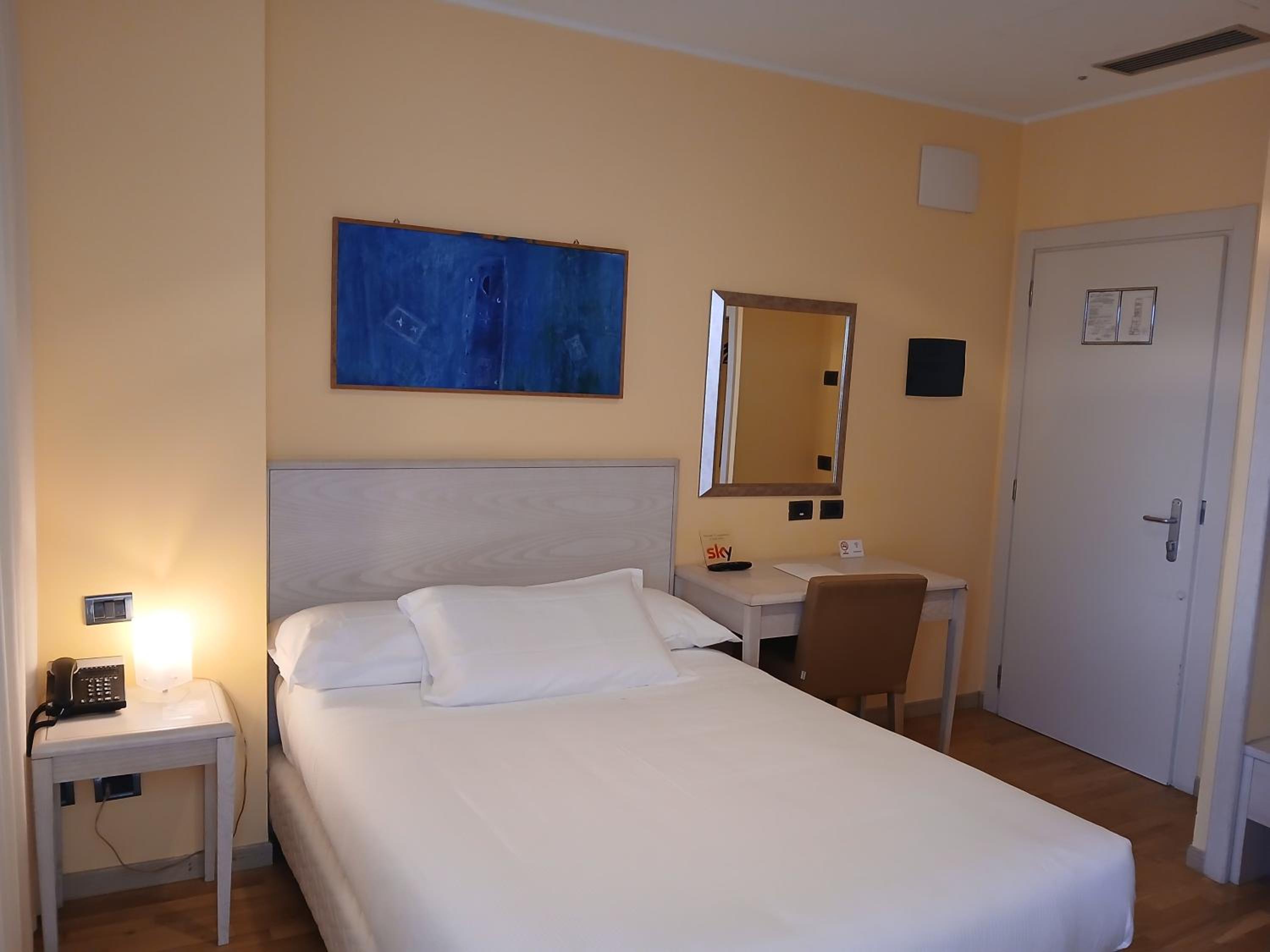 Large Single Room photo 3